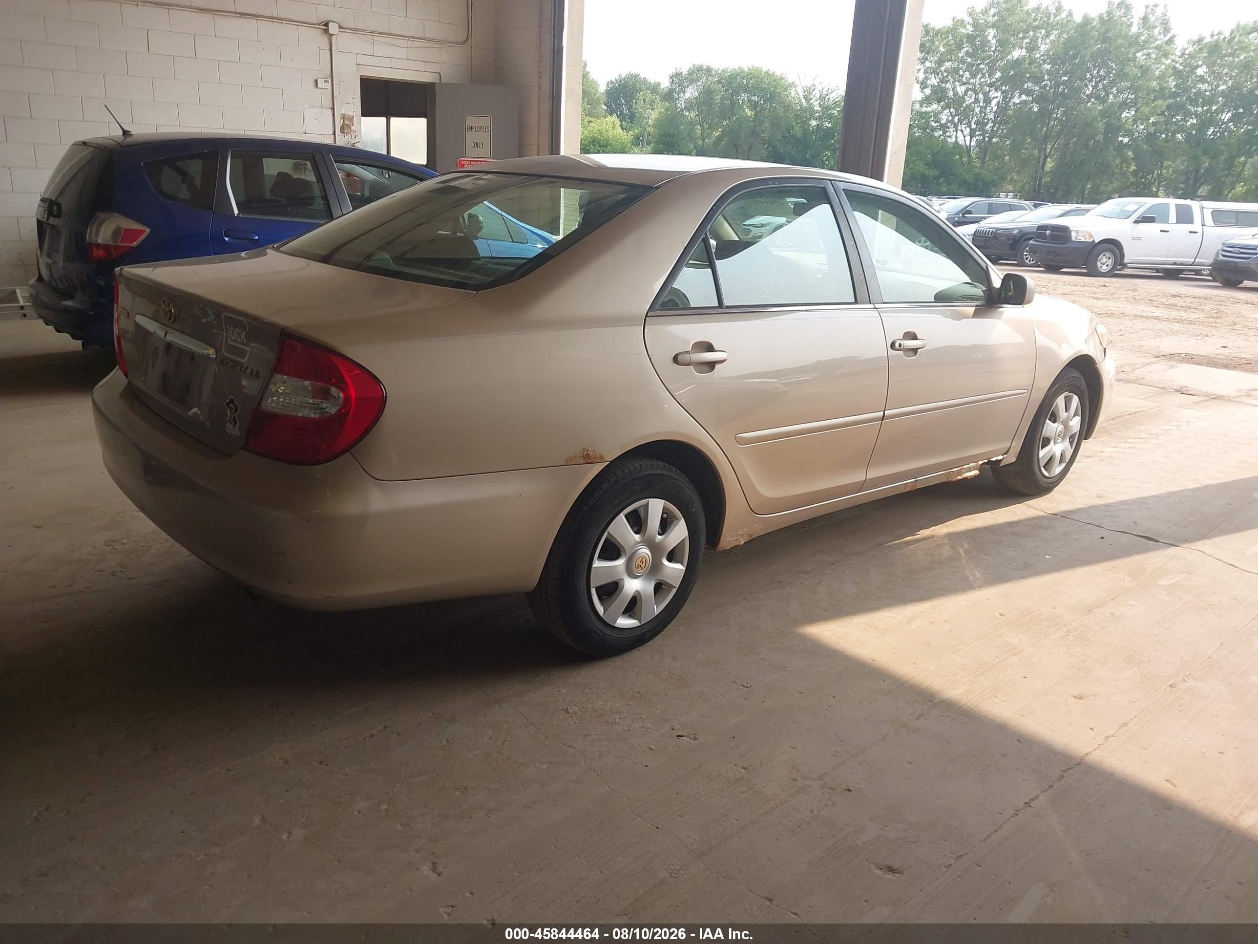 2002 Toyota Camry Le Gold vin: 4T1BE32K52U076170