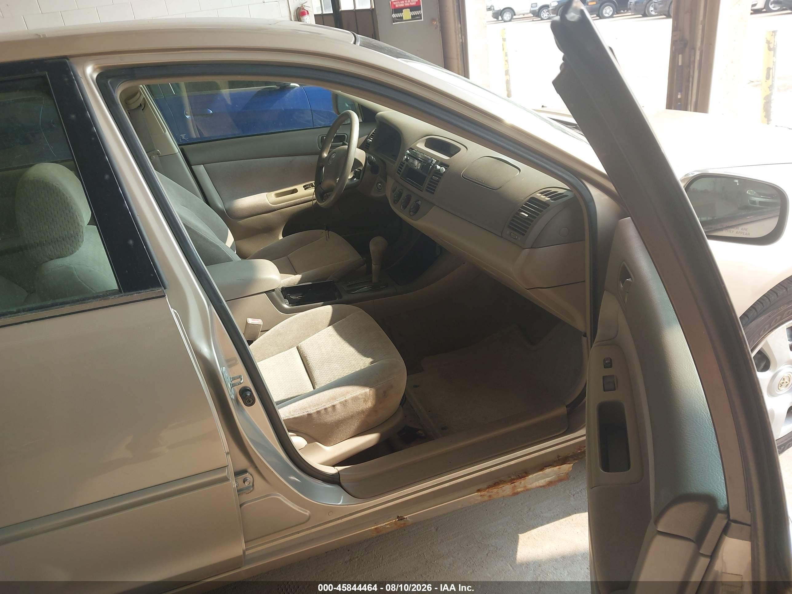 2002 Toyota Camry Le Gold vin: 4T1BE32K52U076170