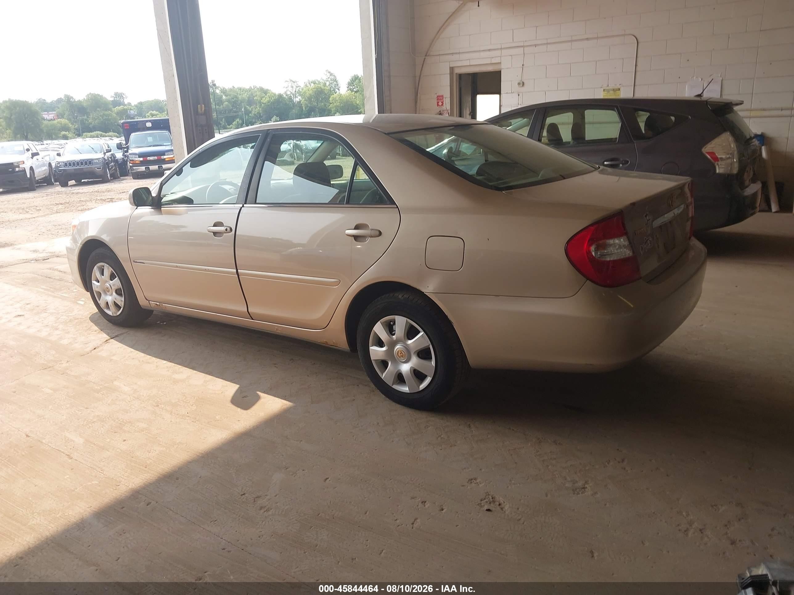 2002 Toyota Camry Le Gold vin: 4T1BE32K52U076170