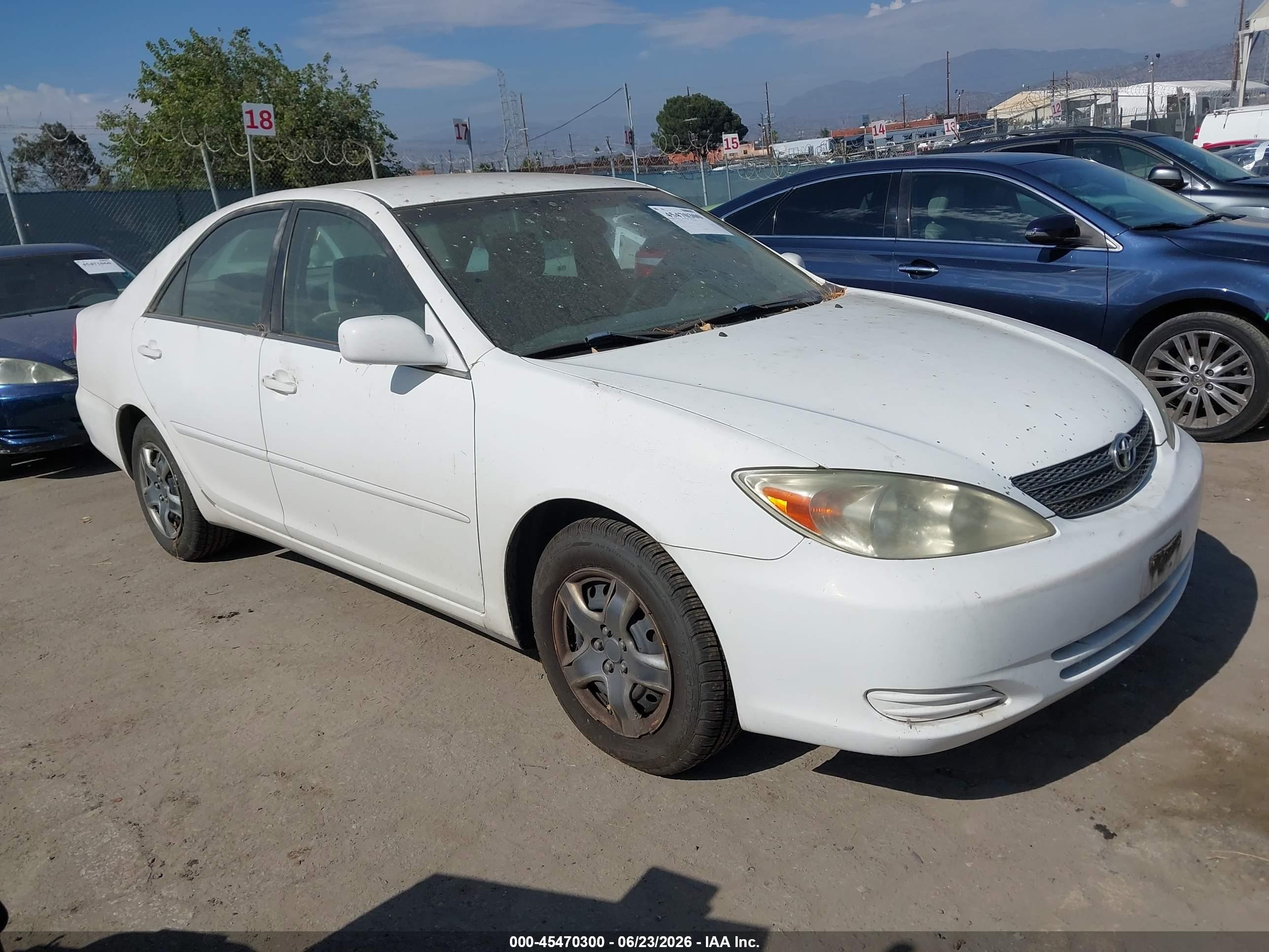 2002 Toyota Camry Le White vin: 4T1BE32K52U104758