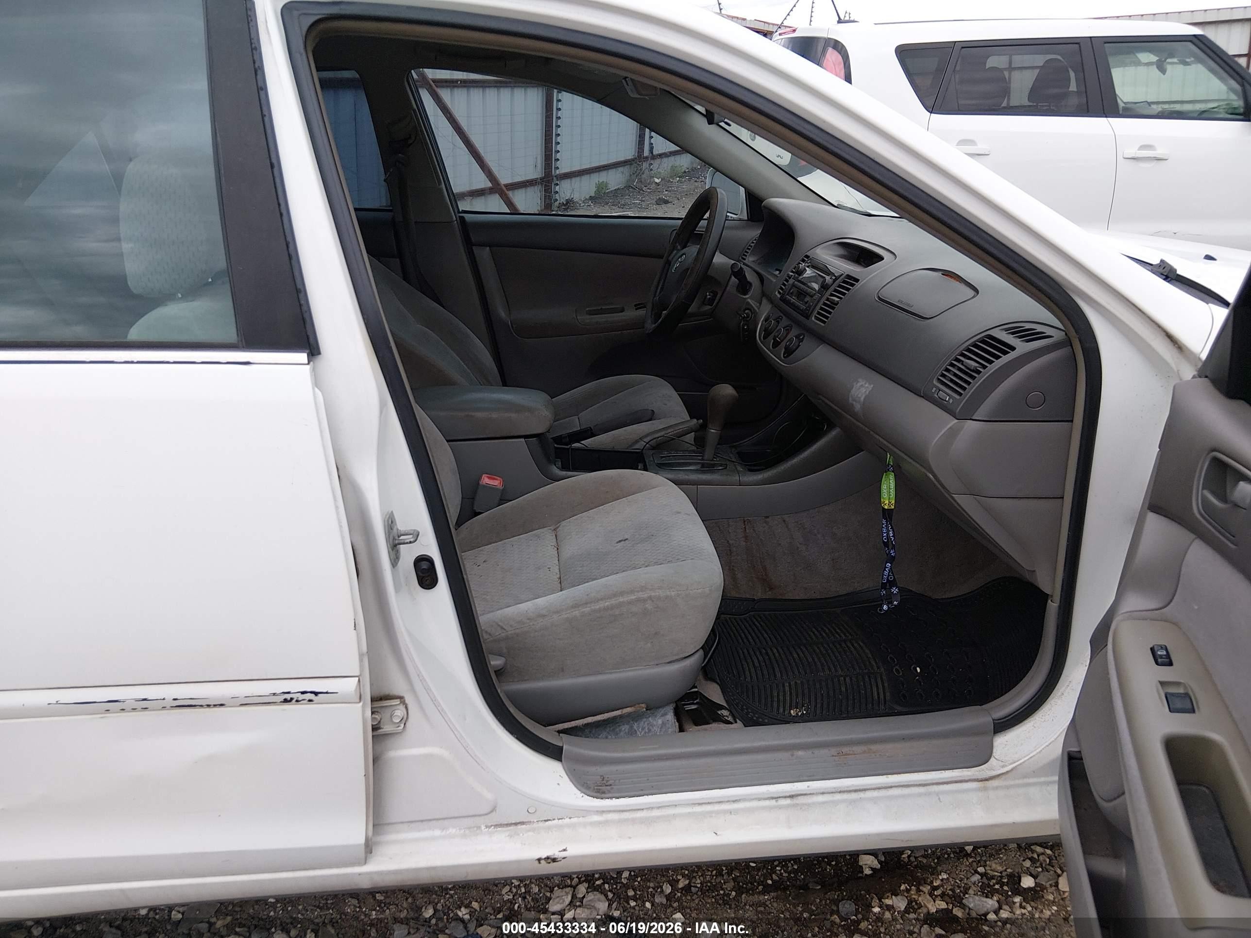 2004 Toyota Camry Le White vin: 4T1BE32K54U303702