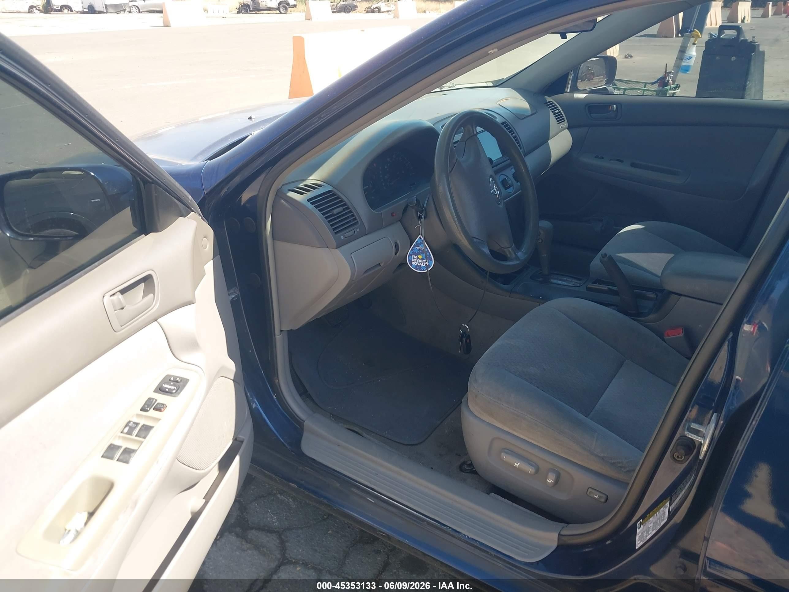 2004 Toyota Camry Le Blue vin: 4T1BE32K54U333668