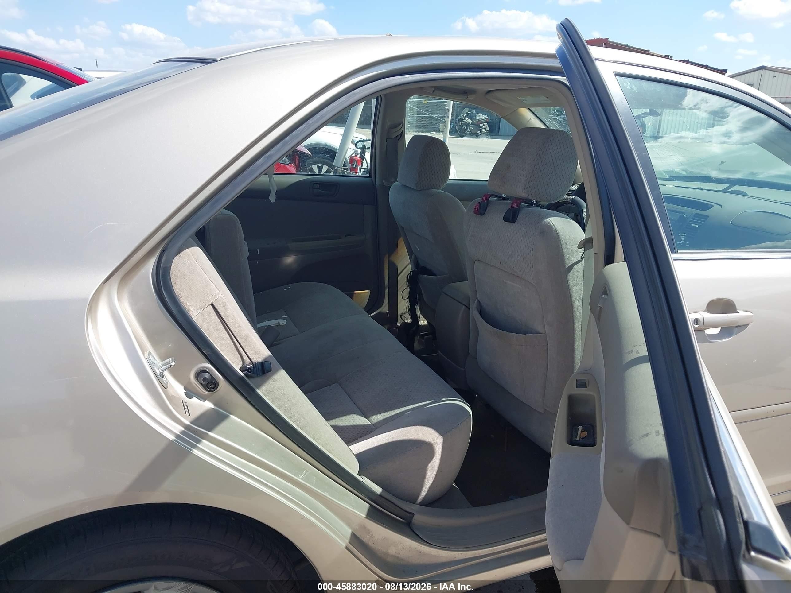 2004 Toyota Camry Le Gold vin: 4T1BE32K54U939133