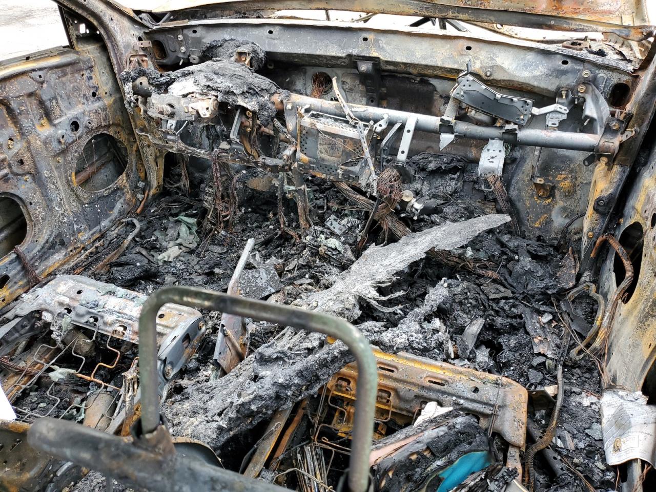 2005 Toyota Camry Le Burn vin: 4T1BE32K55U023876