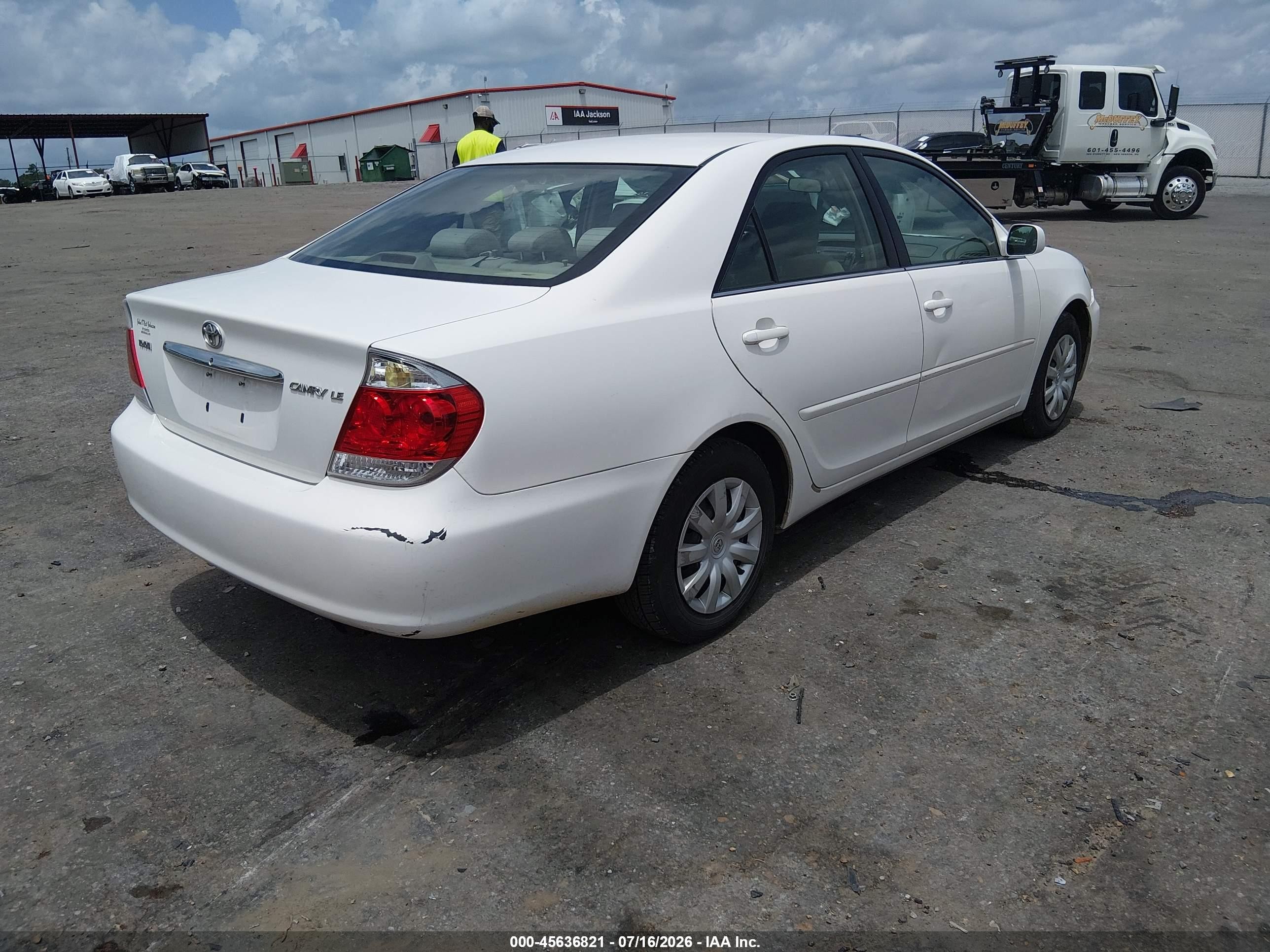 2005 Toyota Camry Le White vin: 4T1BE32K55U026826