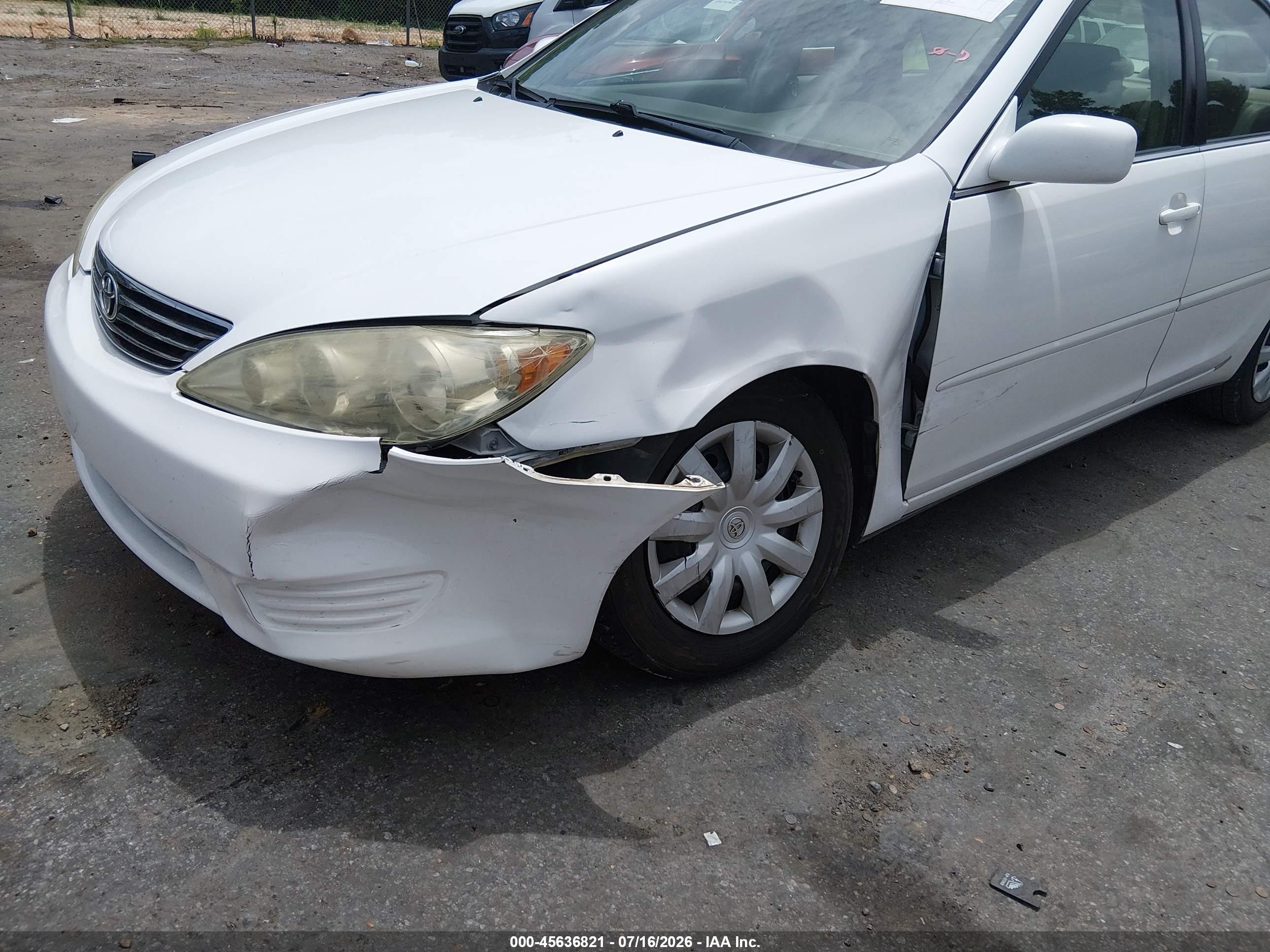 2005 Toyota Camry Le White vin: 4T1BE32K55U026826