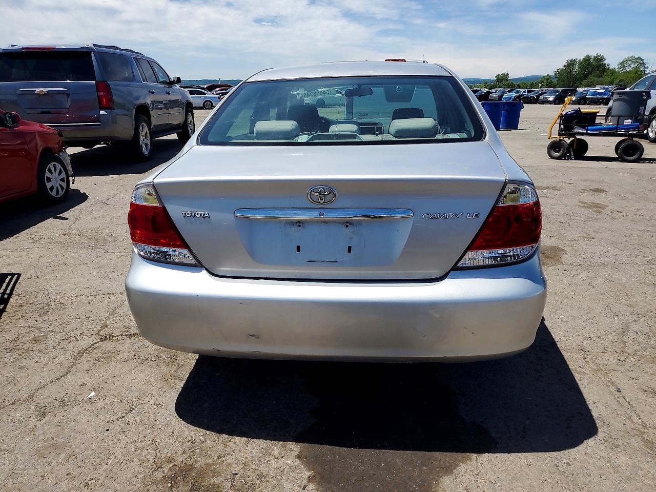 2005 Toyota Camry Le Silver vin: 4T1BE32K55U089666