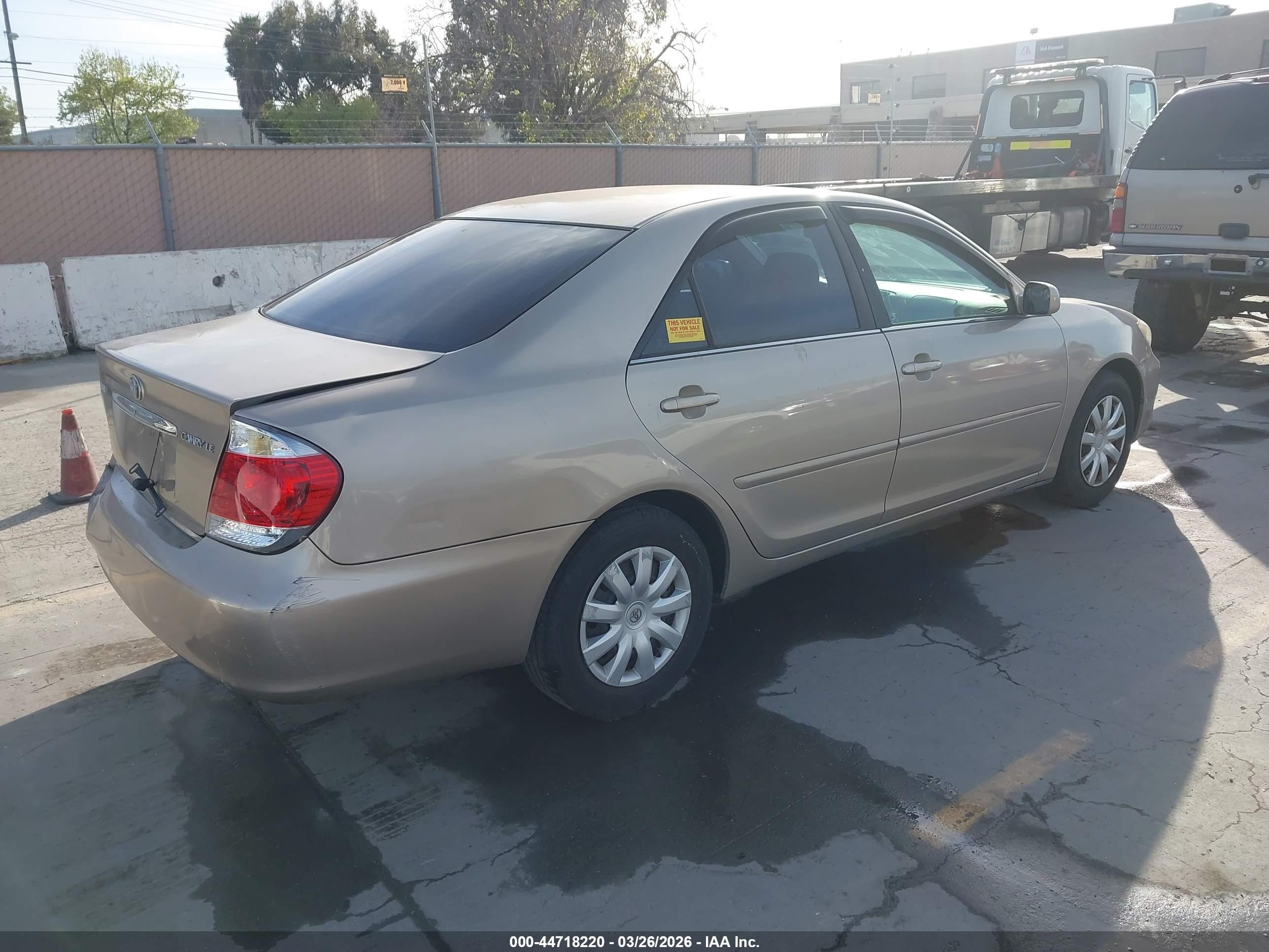 2005 Toyota Camry Le Gold vin: 4T1BE32K55U101881