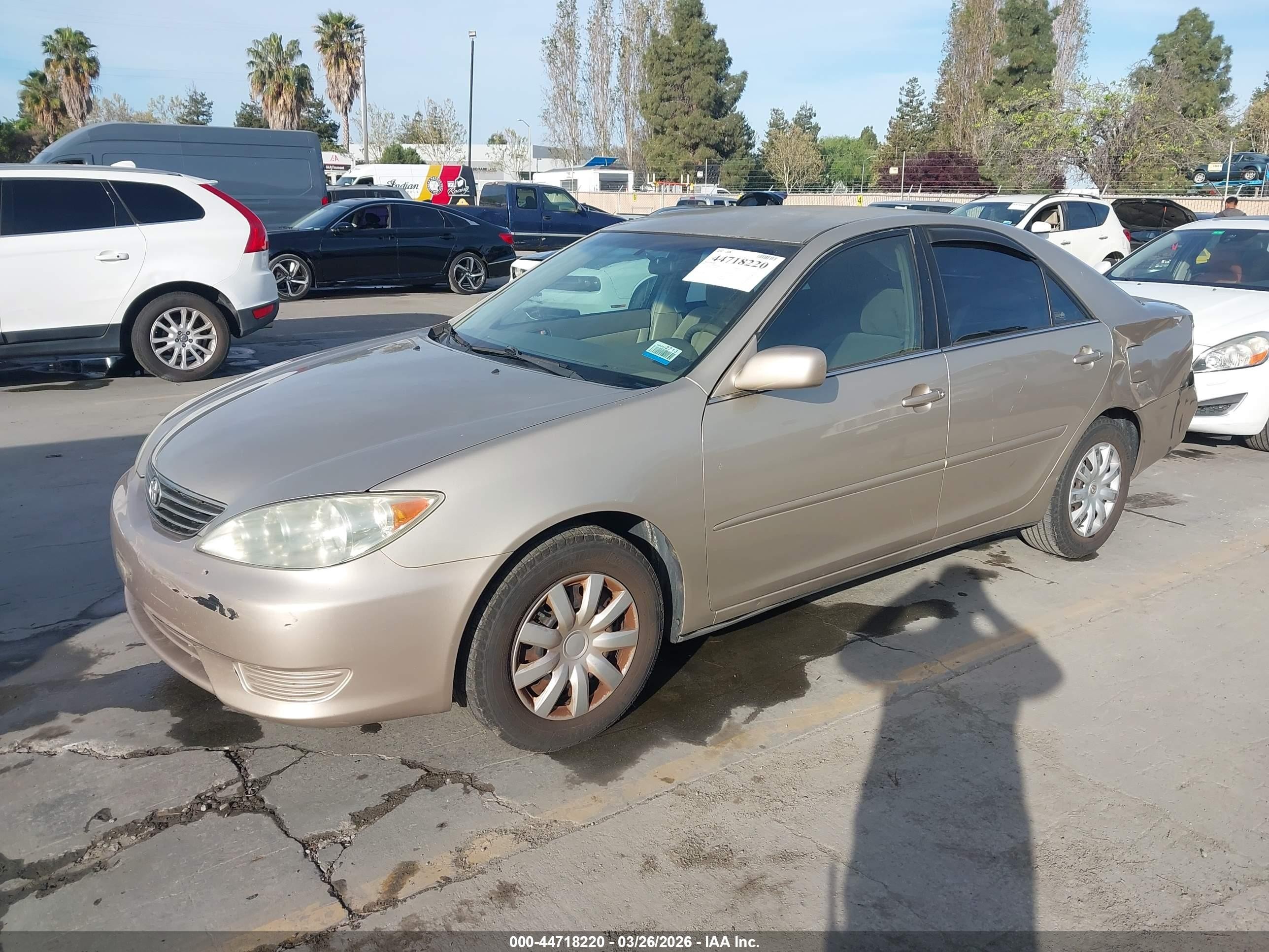 2005 Toyota Camry Le Gold vin: 4T1BE32K55U101881