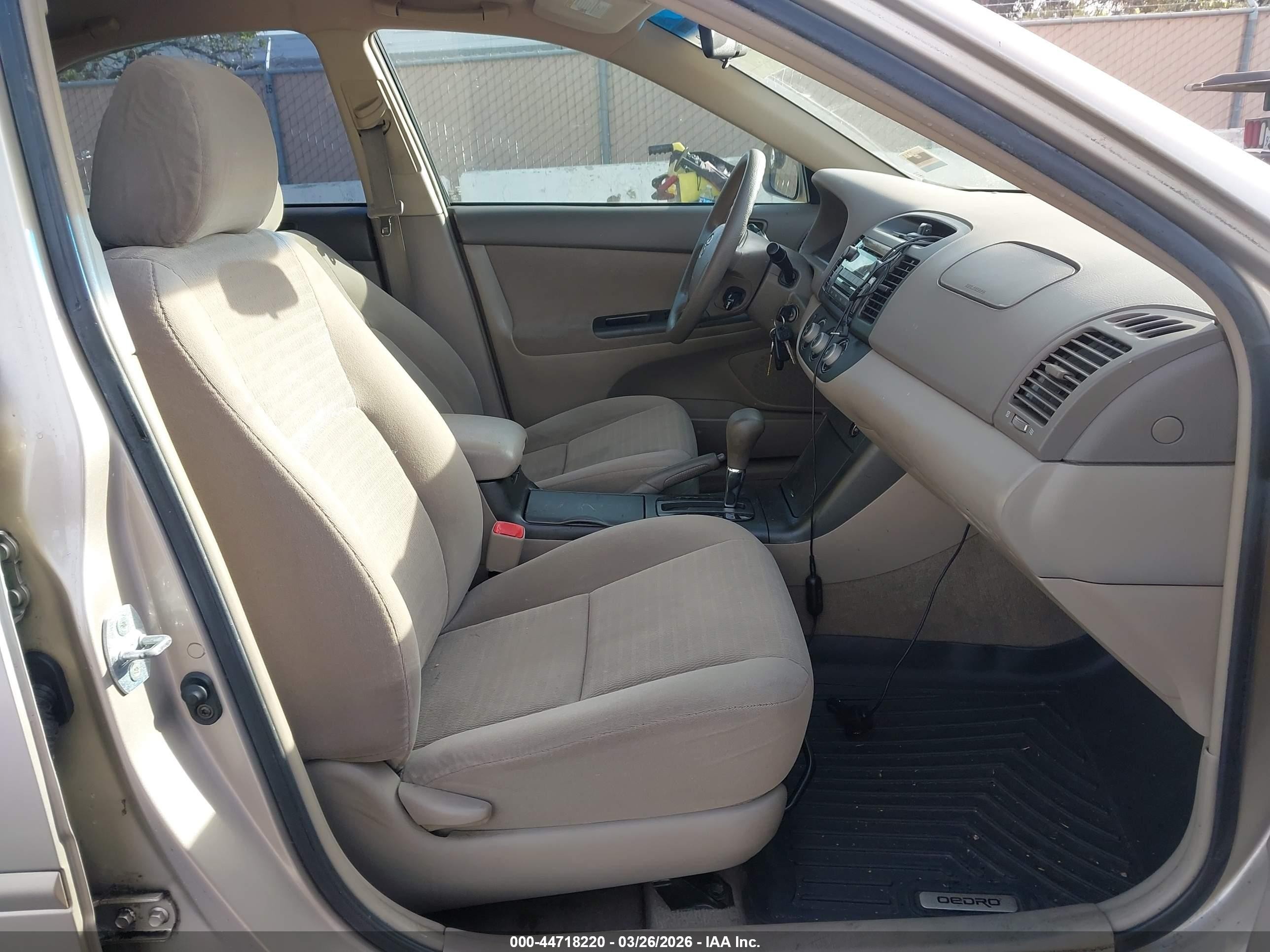 2005 Toyota Camry Le Gold vin: 4T1BE32K55U101881