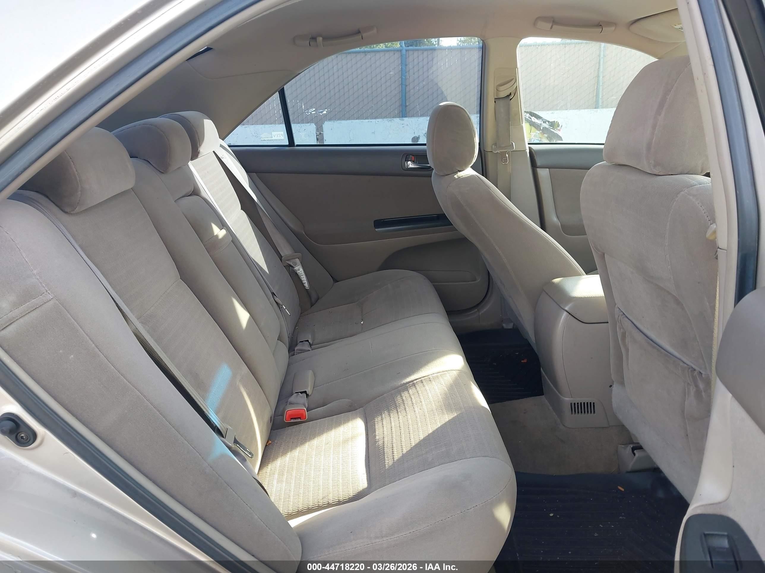 2005 Toyota Camry Le Gold vin: 4T1BE32K55U101881