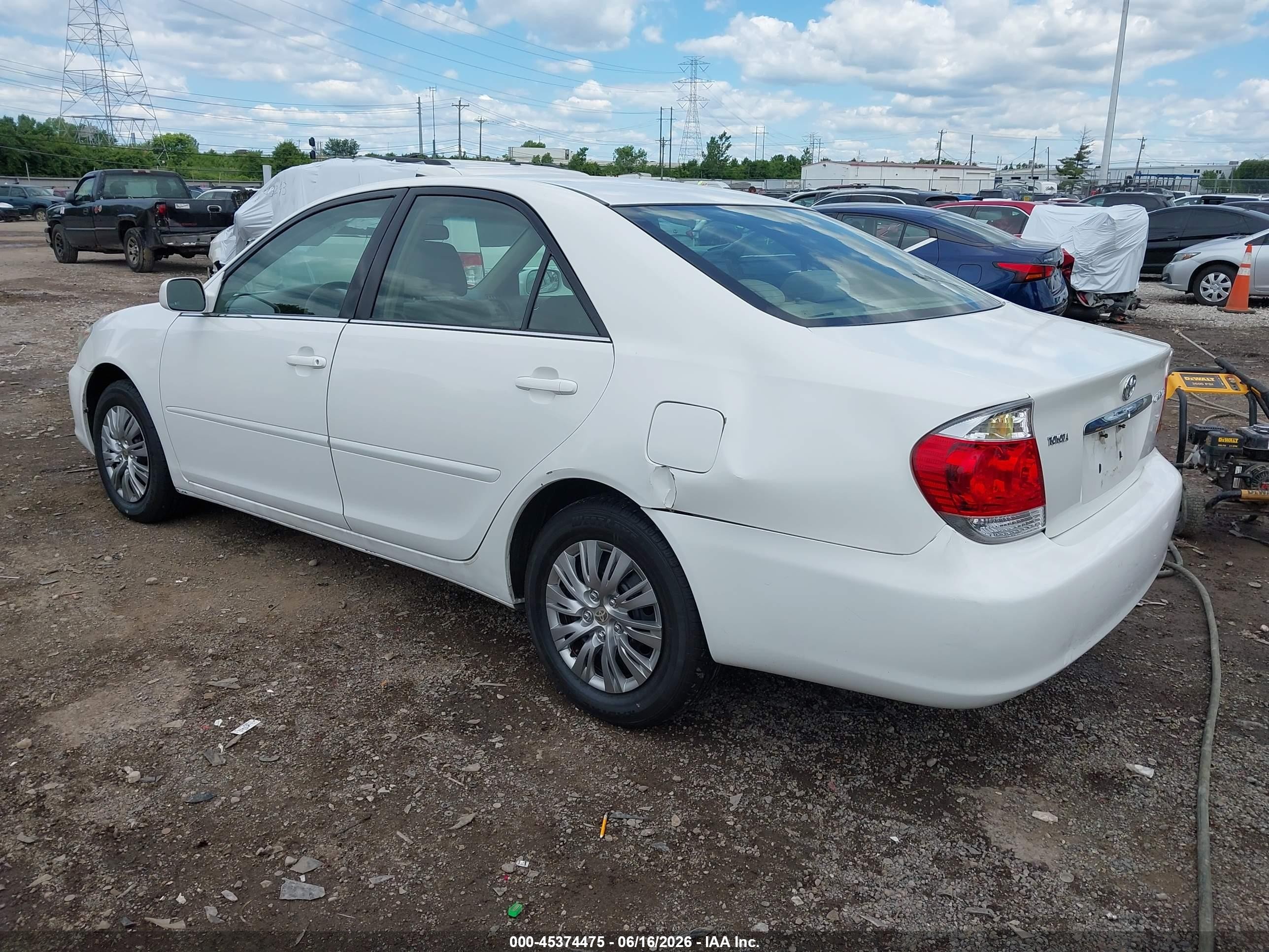 2005 Toyota Camry Le White vin: 4T1BE32K55U393399