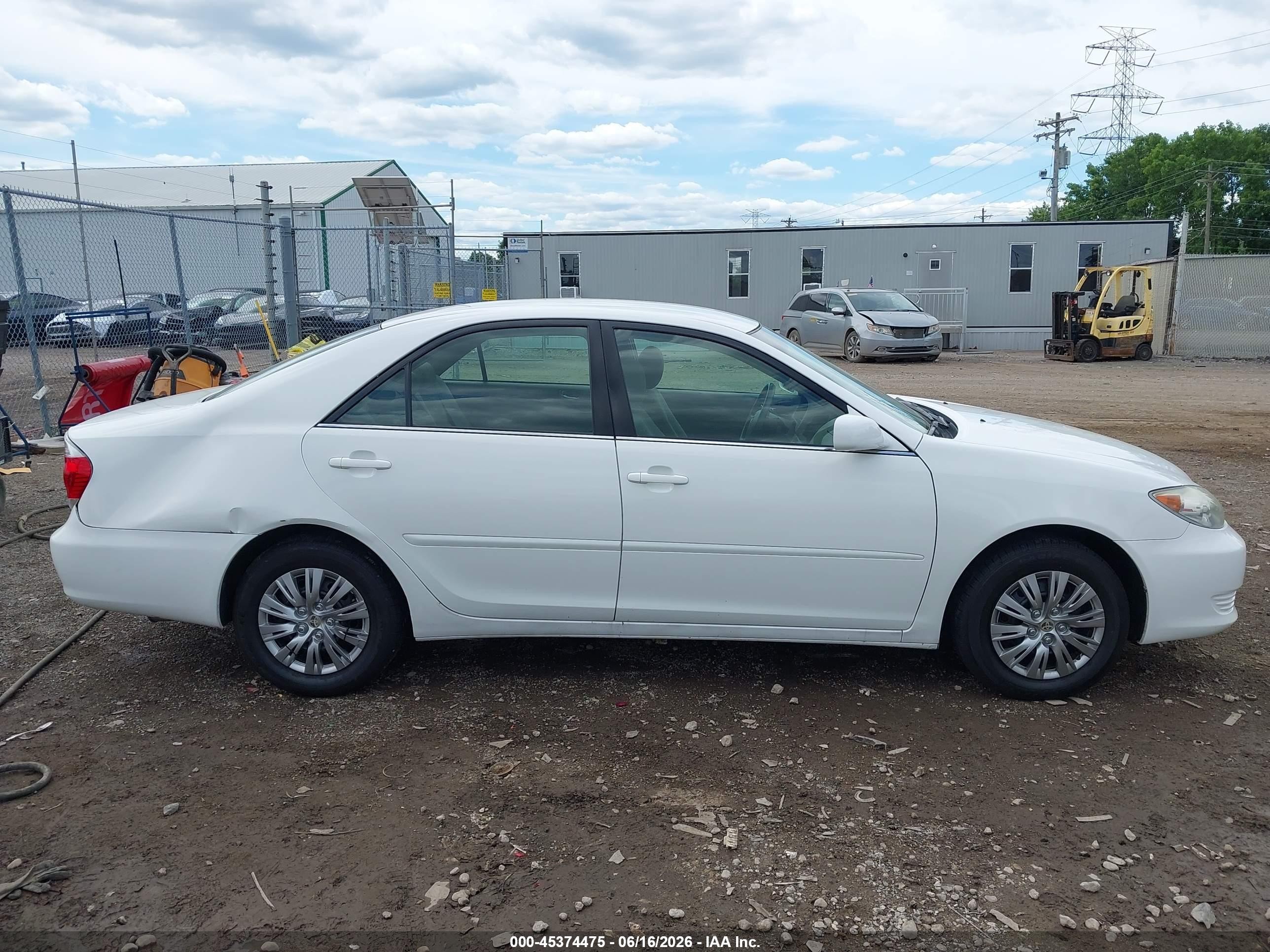 2005 Toyota Camry Le White vin: 4T1BE32K55U393399