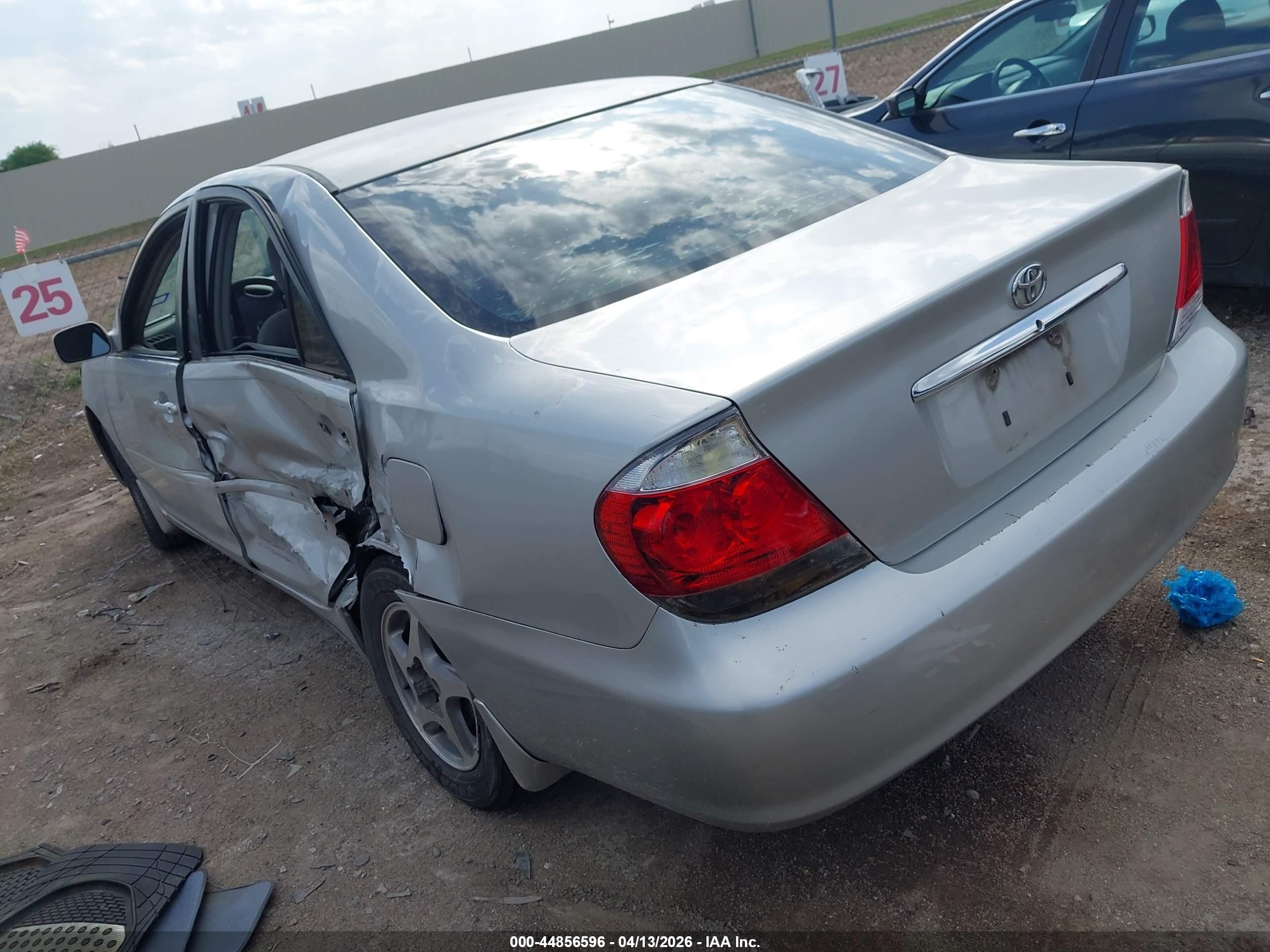 2005 Toyota Camry Le White vin: 4T1BE32K55U425557