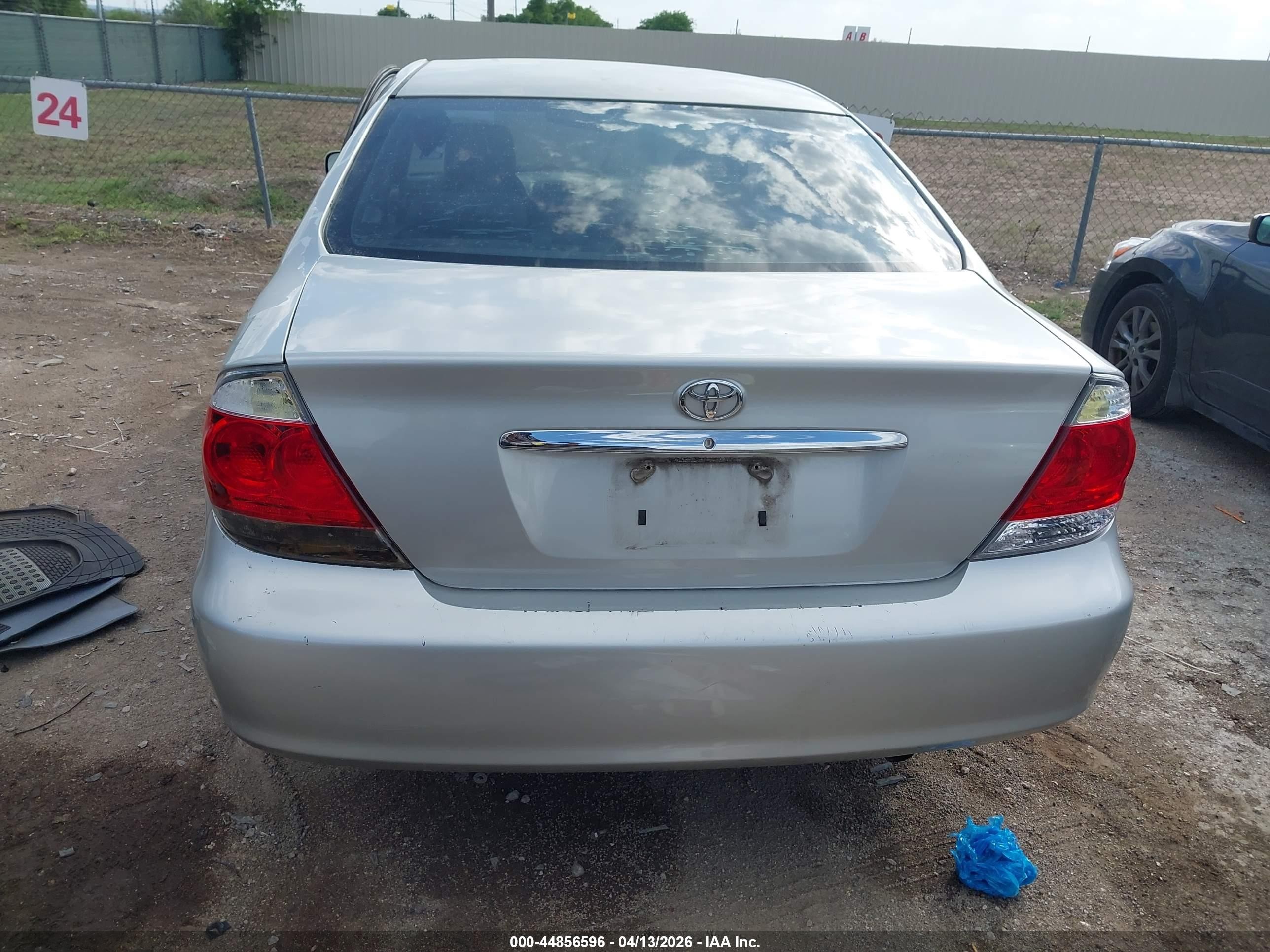 2005 Toyota Camry Le White vin: 4T1BE32K55U425557