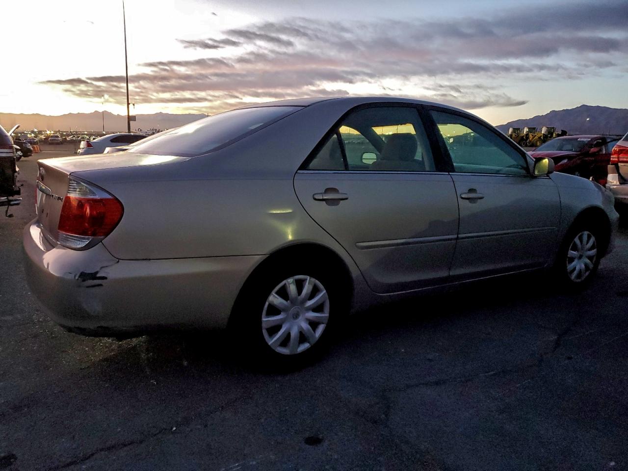 2005 Toyota Camry Le Silver vin: 4T1BE32K55U504078