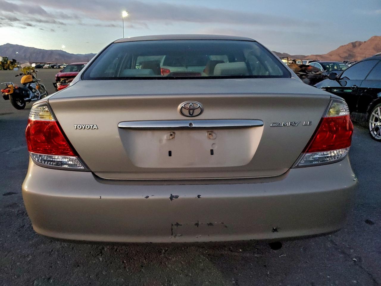 2005 Toyota Camry Le Silver vin: 4T1BE32K55U504078