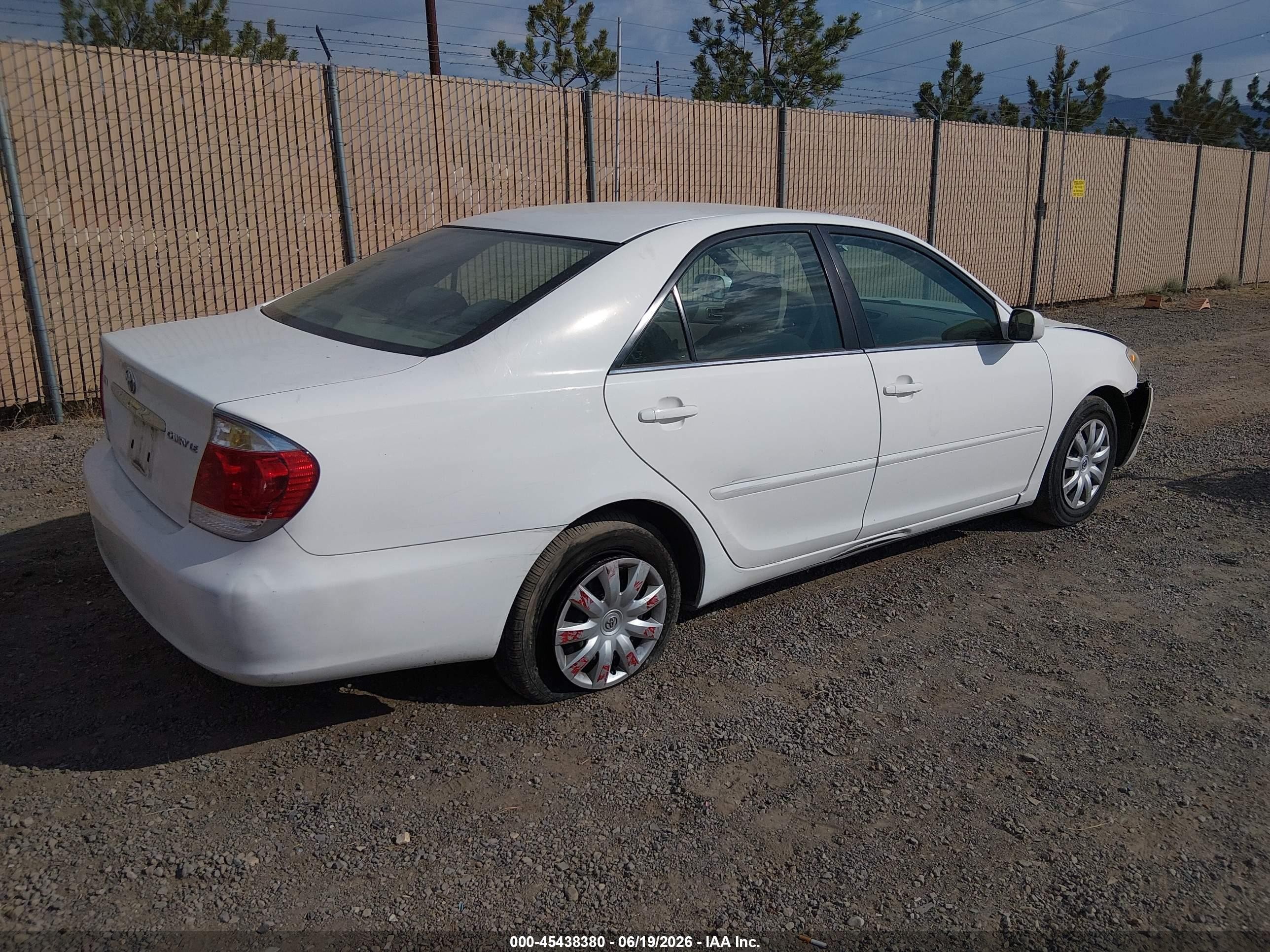 2005 Toyota Camry Le White vin: 4T1BE32K55U530860