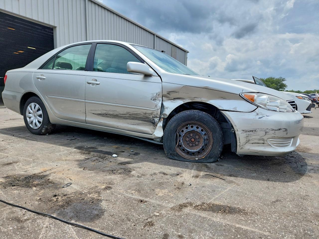 2005 Toyota Camry Le Silver vin: 4T1BE32K55U546363