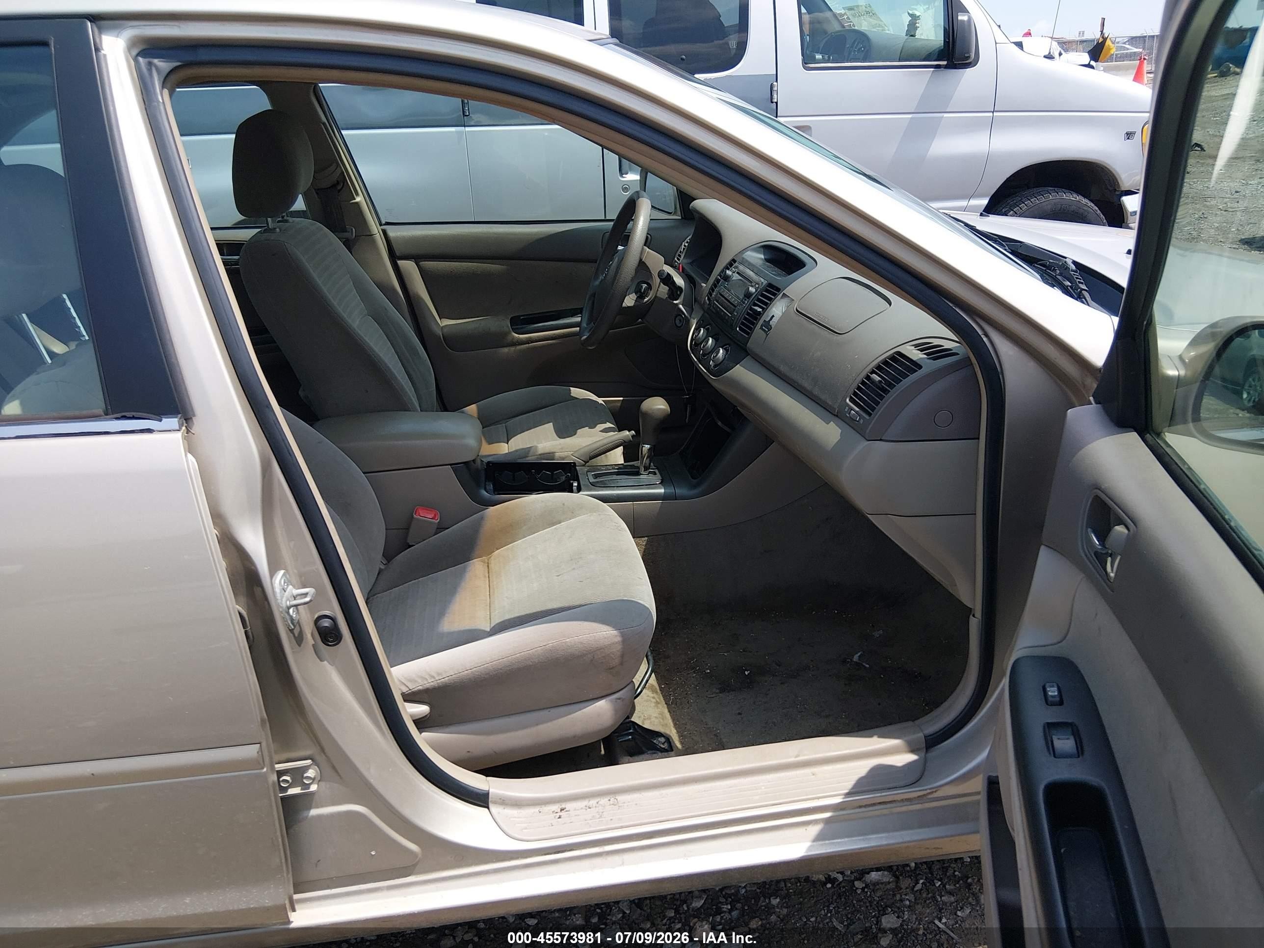 2005 Toyota Camry Le Gold vin: 4T1BE32K55U594087