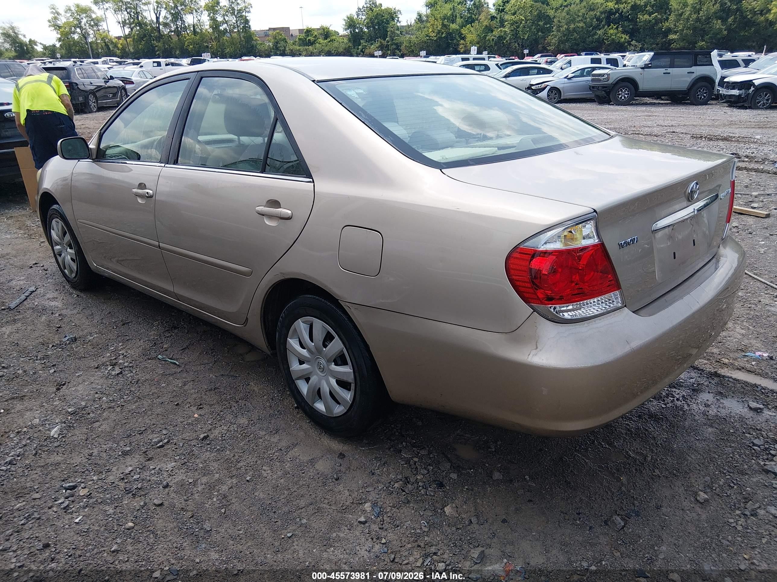 2005 Toyota Camry Le Gold vin: 4T1BE32K55U594087