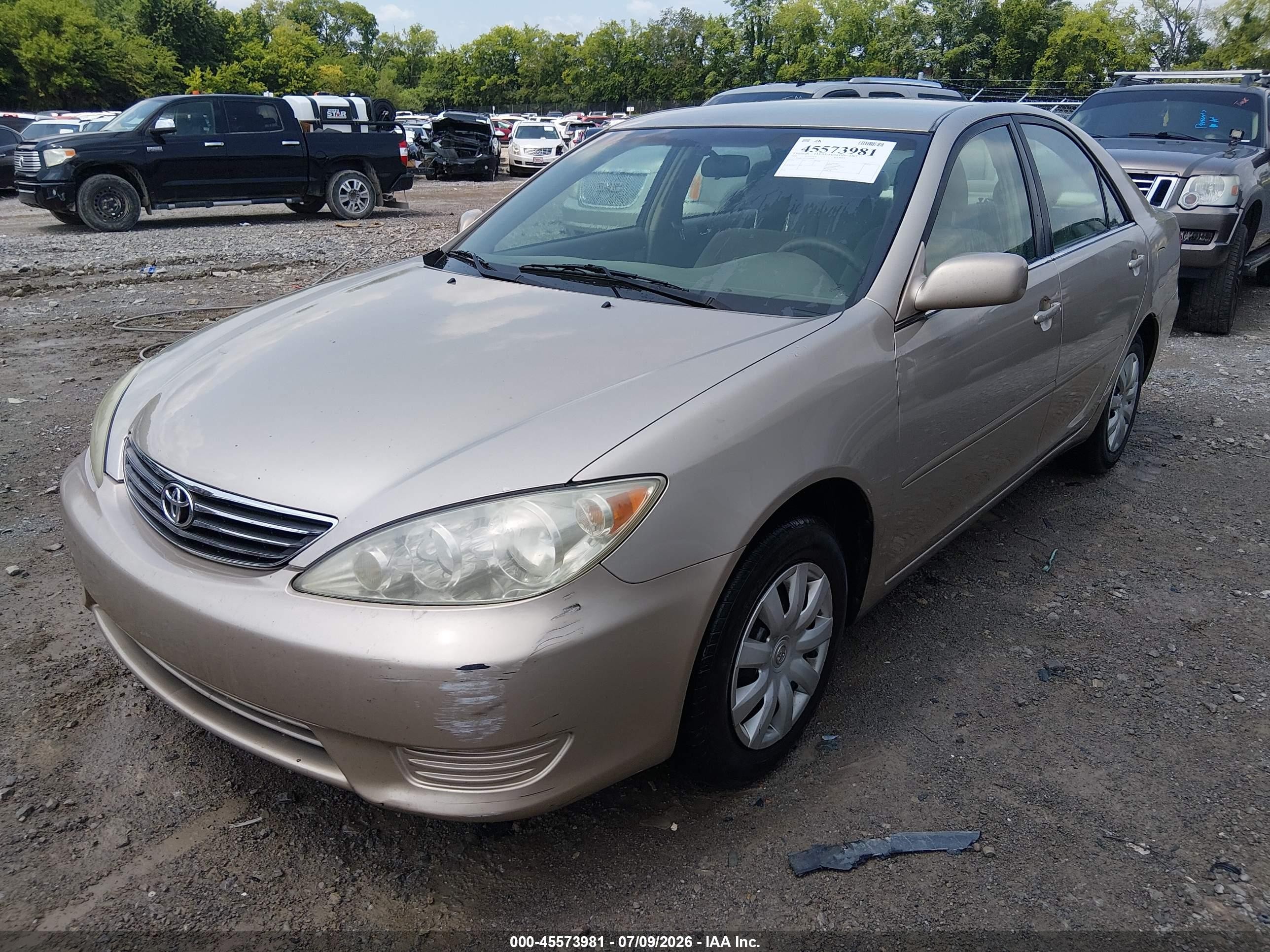 2005 Toyota Camry Le Gold vin: 4T1BE32K55U594087