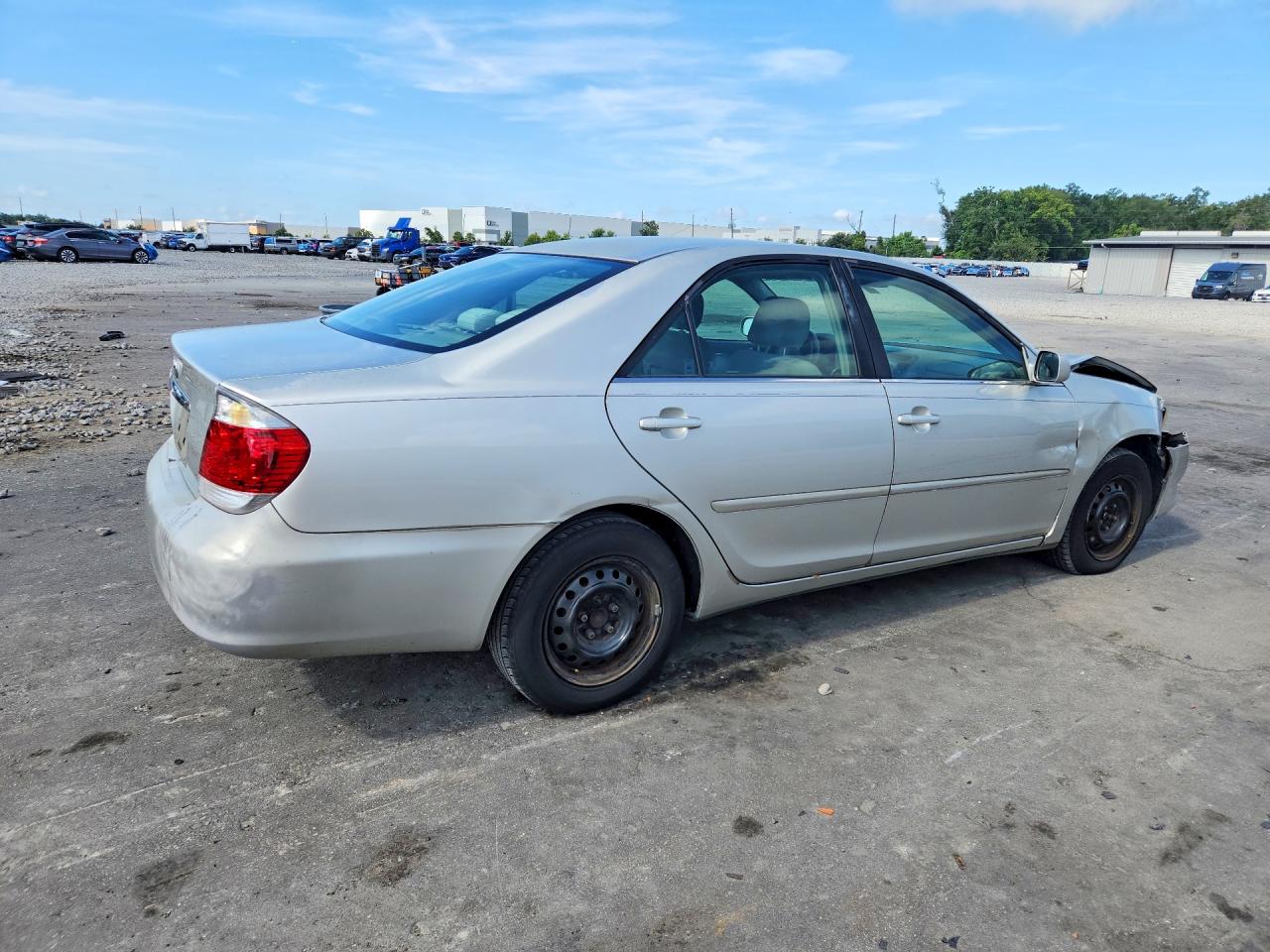 2005 Toyota Camry Le Silver vin: 4T1BE32K55U976491
