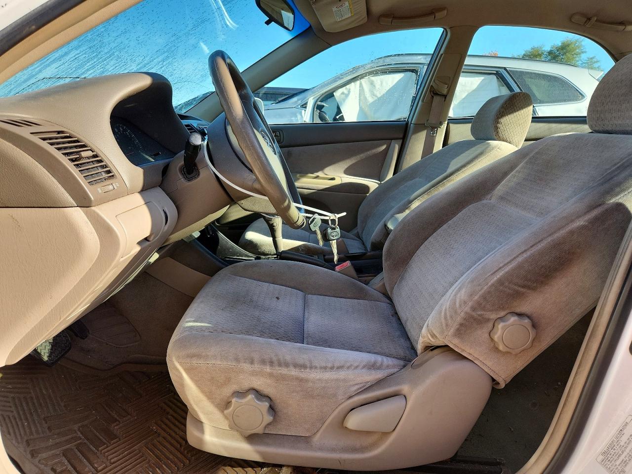 2002 Toyota Camry Le White vin: 4T1BE32K62U050497
