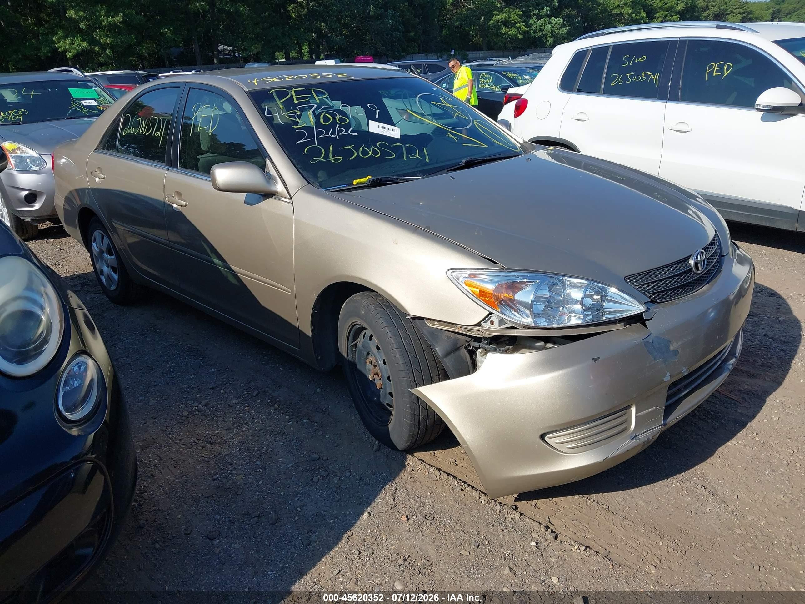 2002 Toyota Camry Le Gold vin: 4T1BE32K62U636312