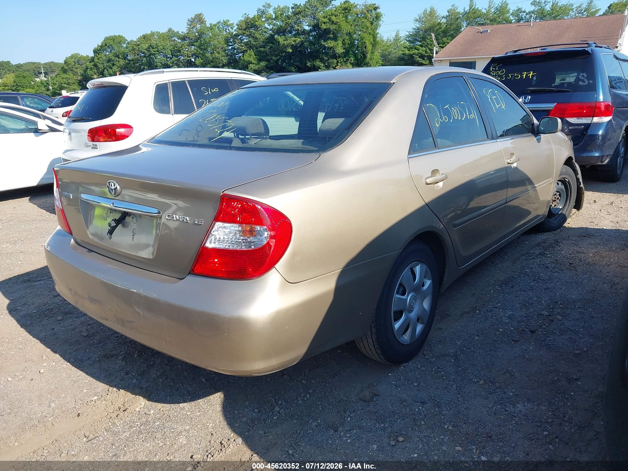2002 Toyota Camry Le Gold vin: 4T1BE32K62U636312
