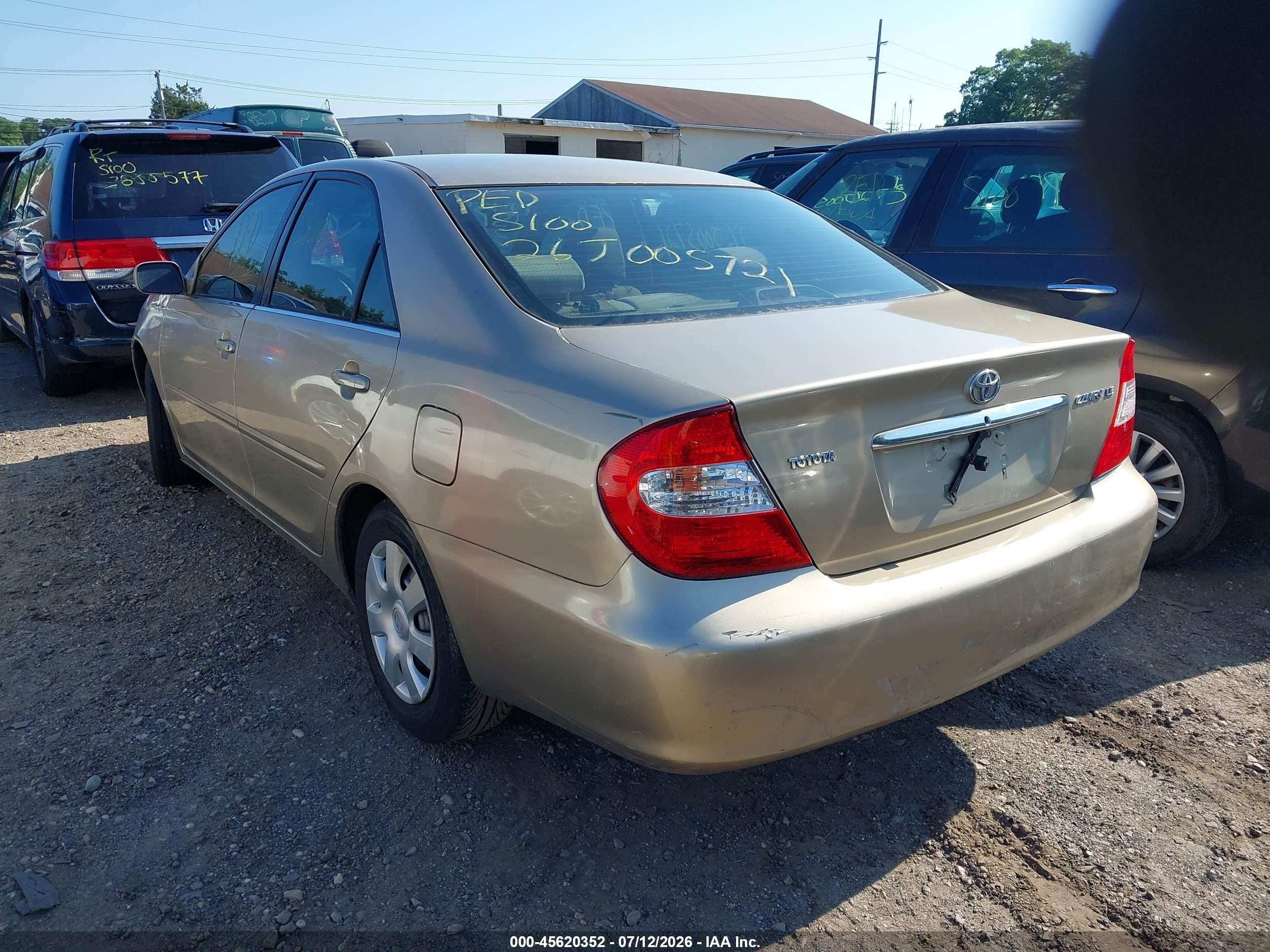 2002 Toyota Camry Le Gold vin: 4T1BE32K62U636312