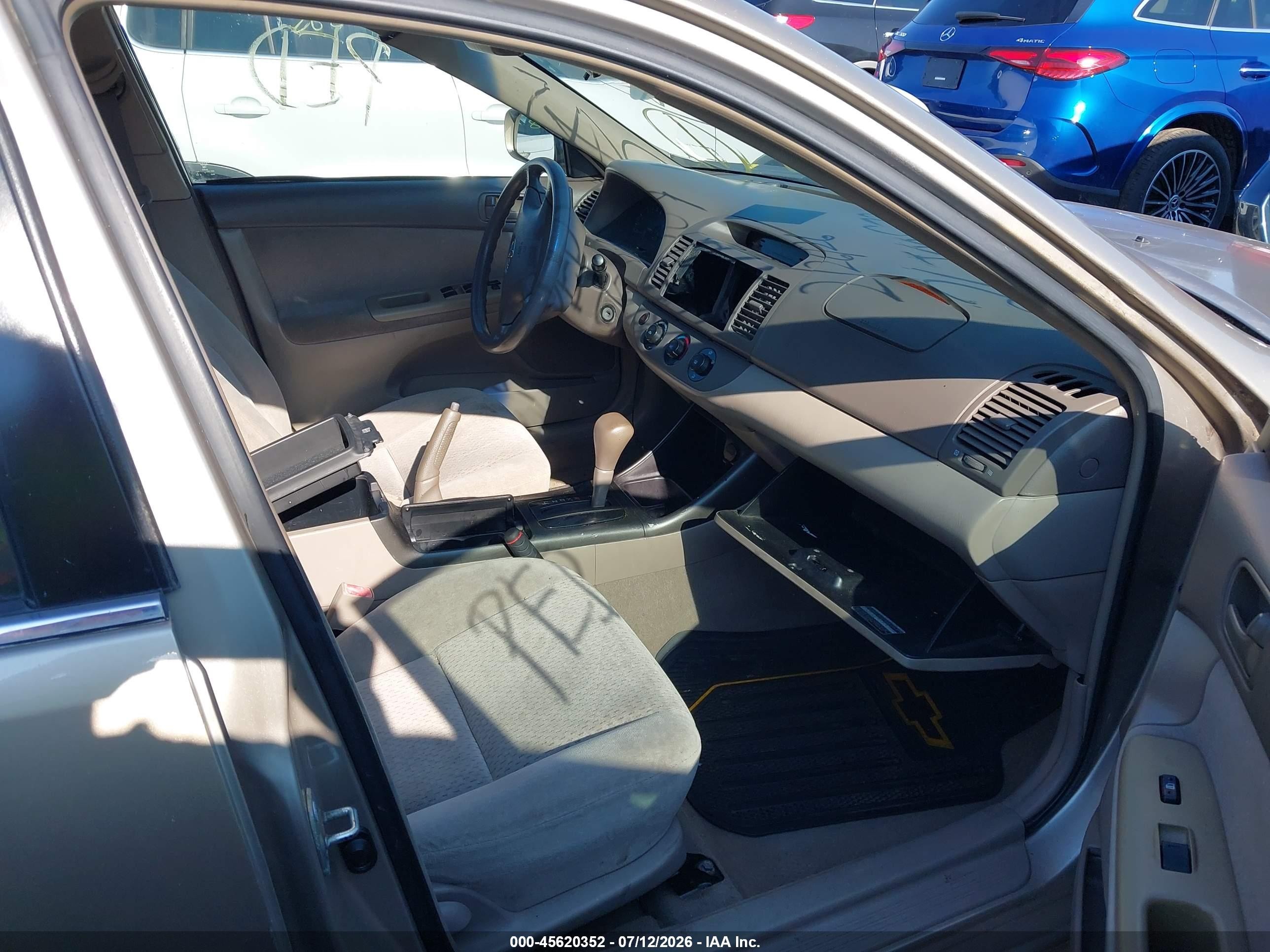 2002 Toyota Camry Le Gold vin: 4T1BE32K62U636312