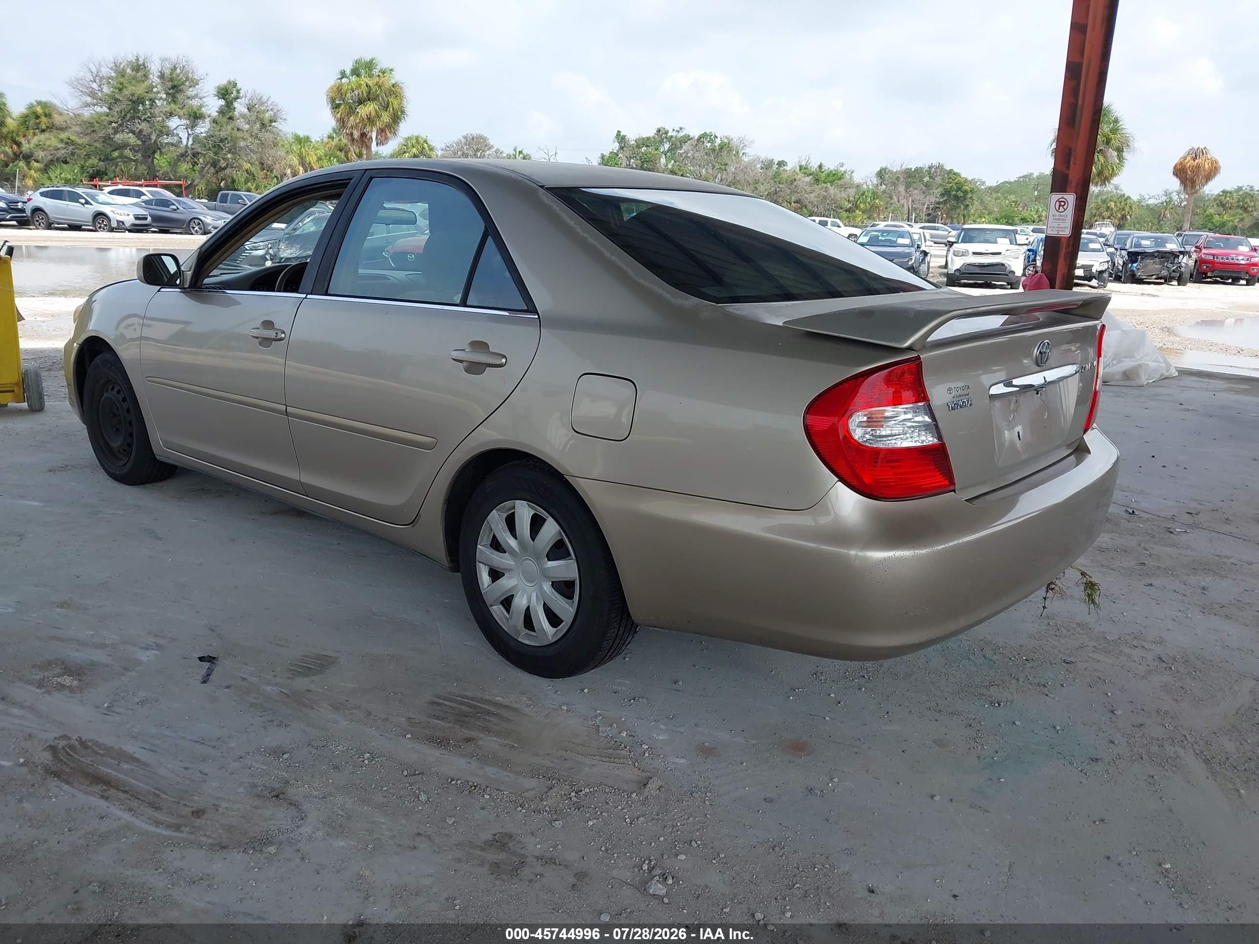 2004 Toyota Camry Le Gold vin: 4T1BE32K64U269334