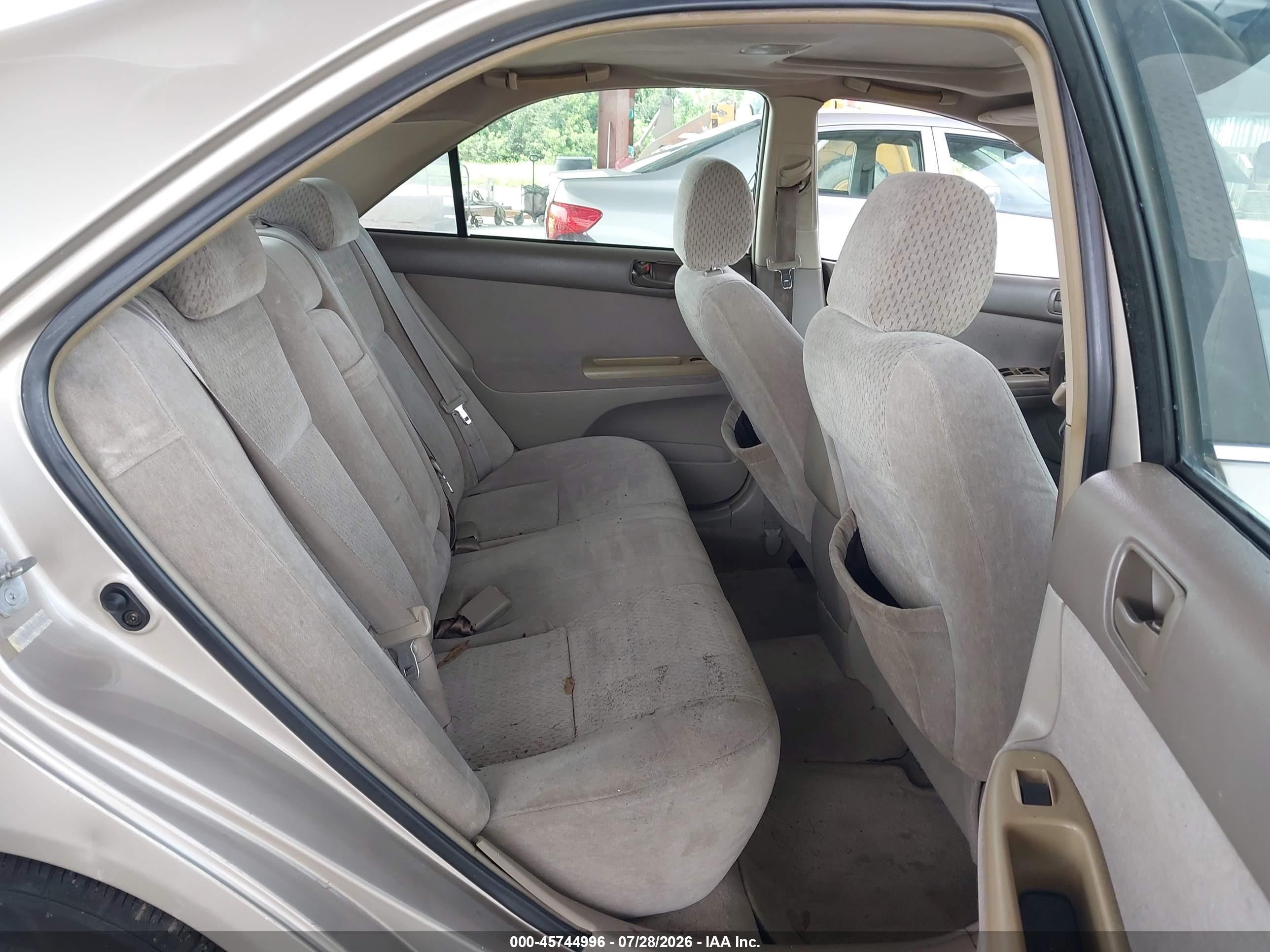 2004 Toyota Camry Le Gold vin: 4T1BE32K64U269334