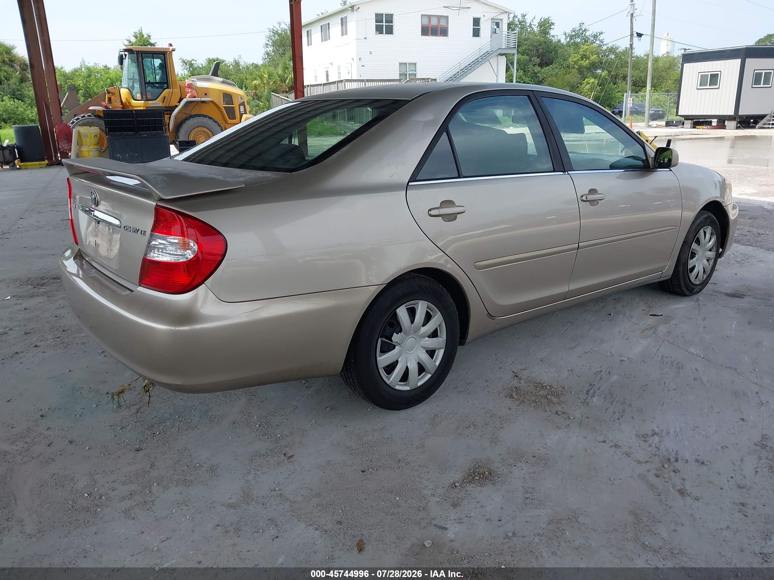 2004 Toyota Camry Le Gold vin: 4T1BE32K64U269334