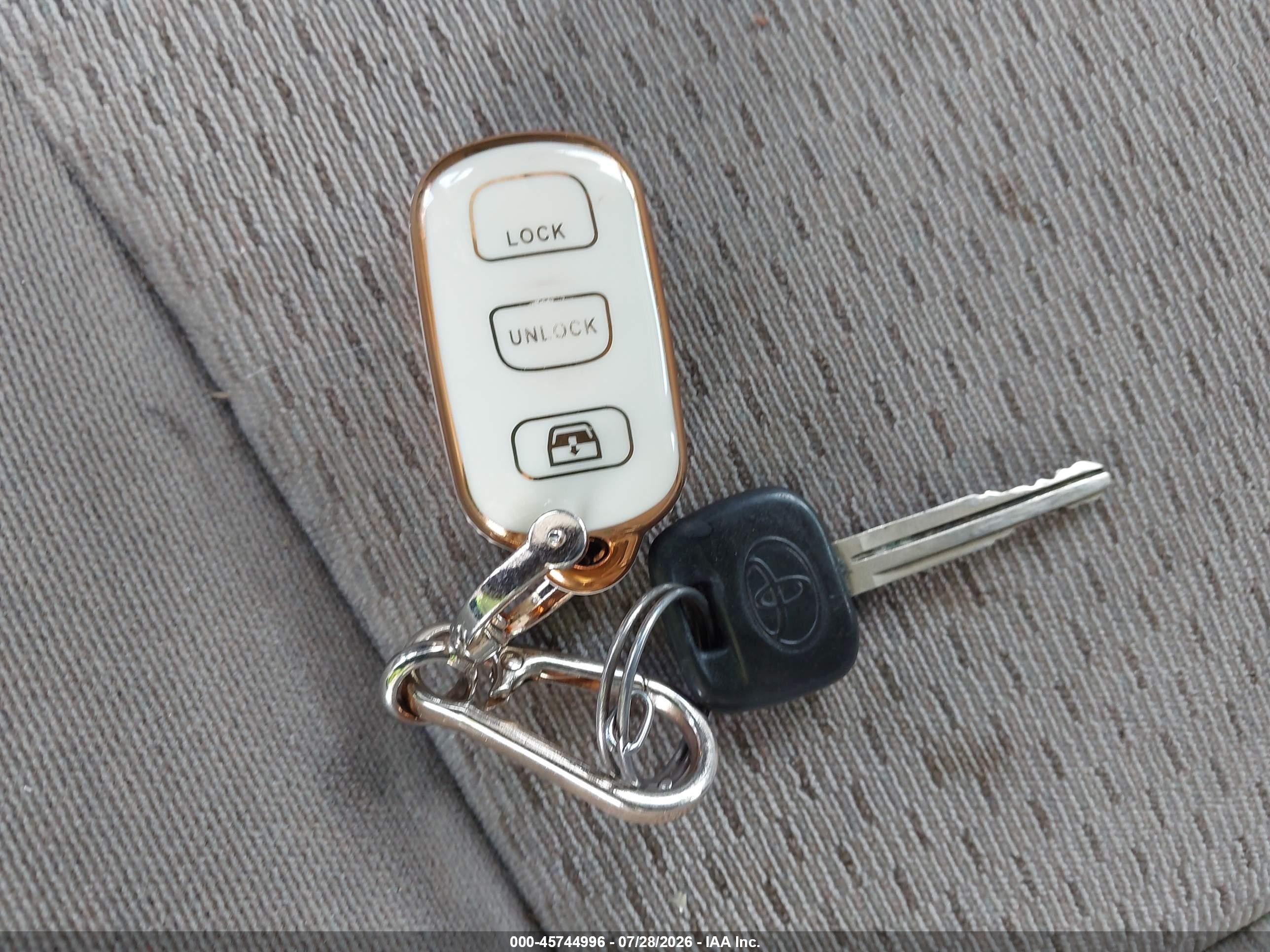 2004 Toyota Camry Le Gold vin: 4T1BE32K64U269334