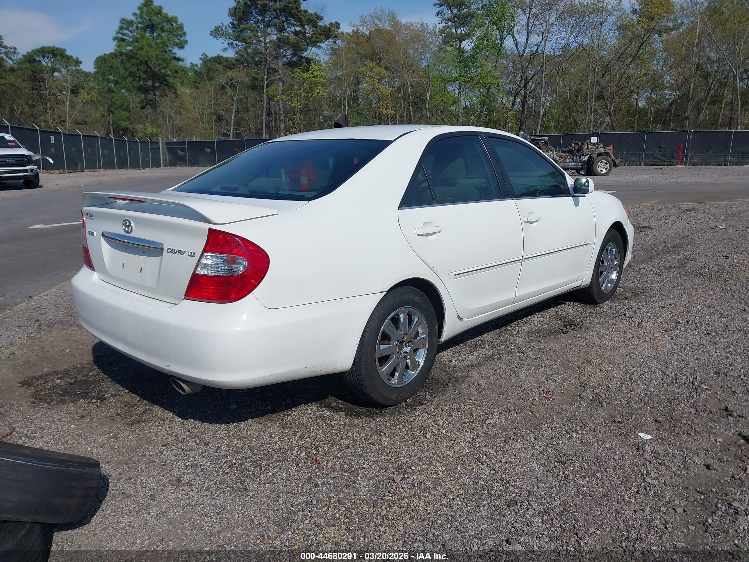 2004 Toyota Camry Xle White vin: 4T1BE32K64U377596