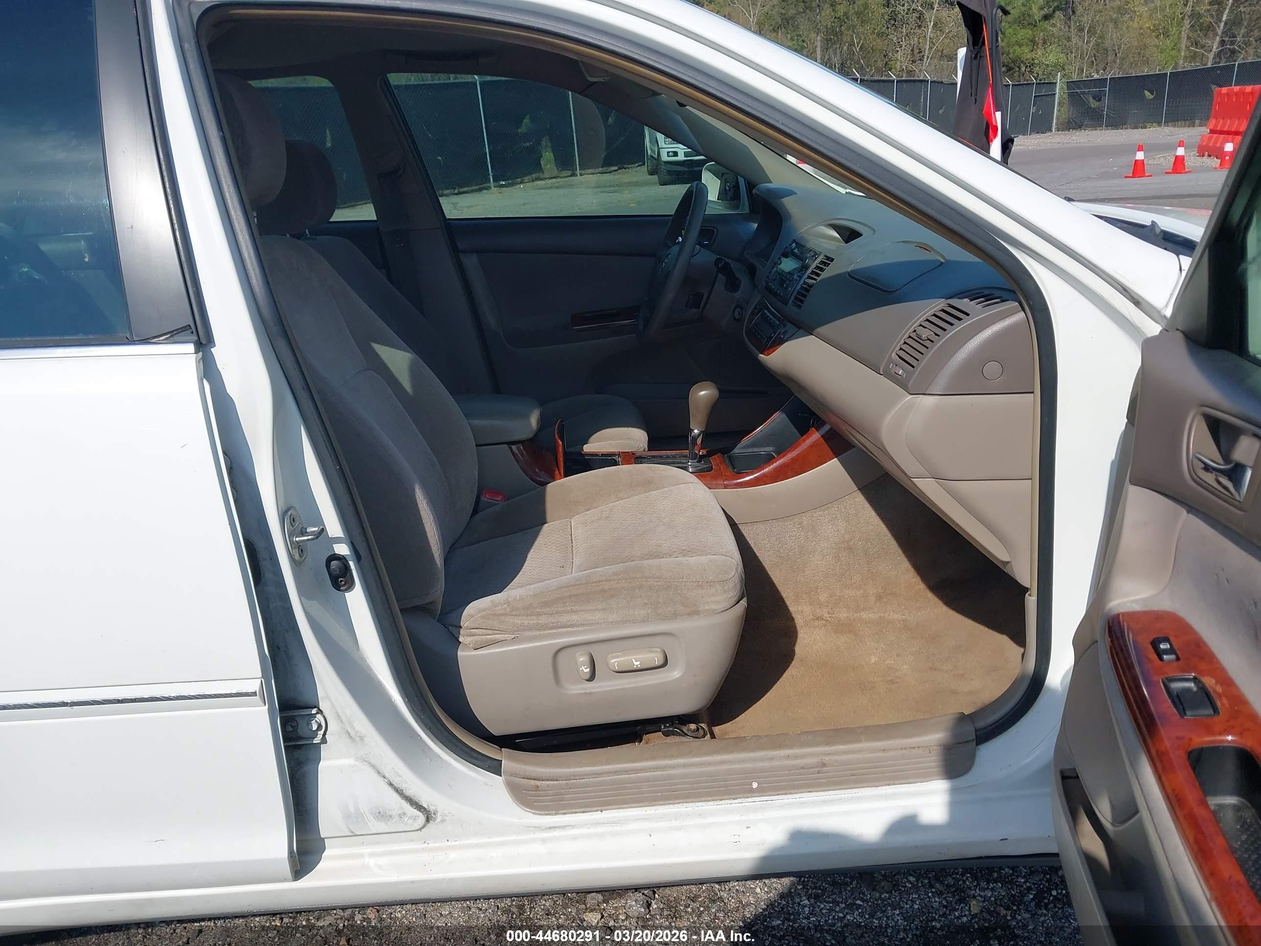 2004 Toyota Camry Xle White vin: 4T1BE32K64U377596