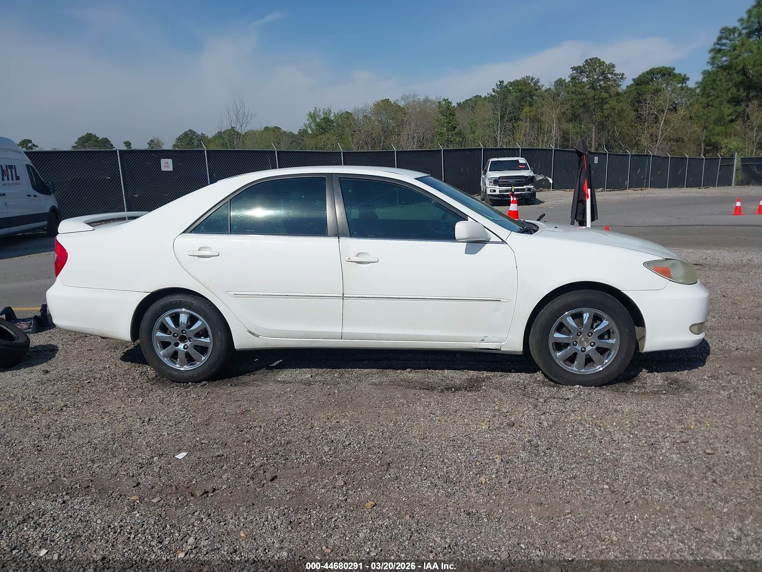 2004 Toyota Camry Xle White vin: 4T1BE32K64U377596