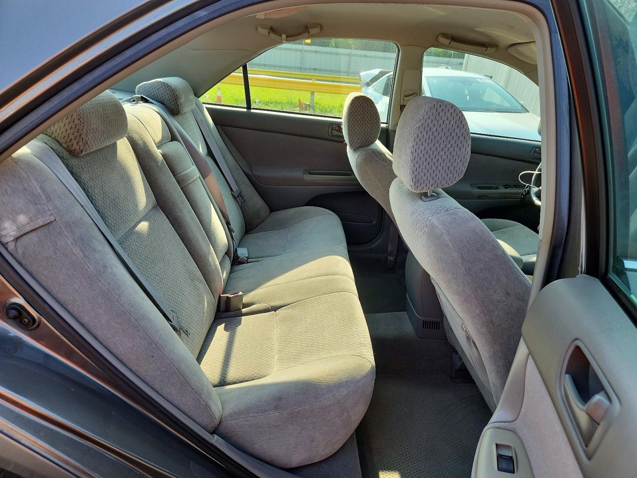 2004 Toyota Camry Le Tan vin: 4T1BE32K64U814089