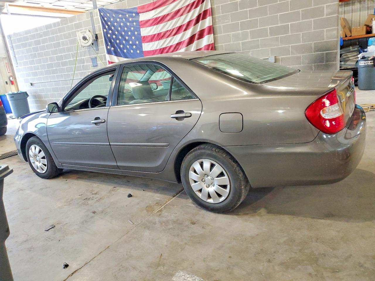 2004 Toyt Camry Gray vin: 4T1BE32K64U823990