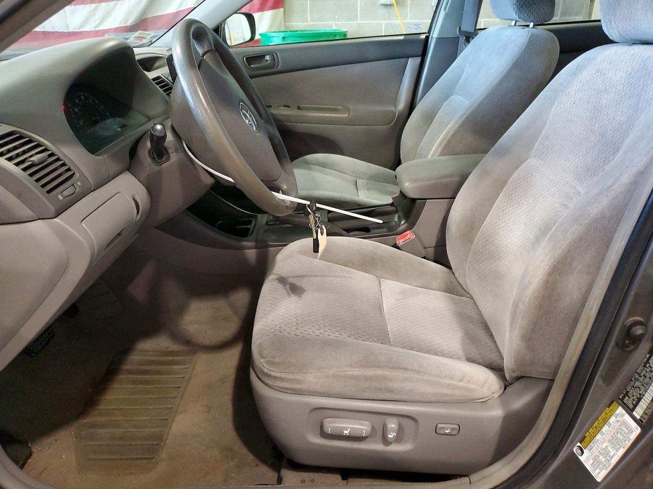 2004 Toyt Camry Gray vin: 4T1BE32K64U823990