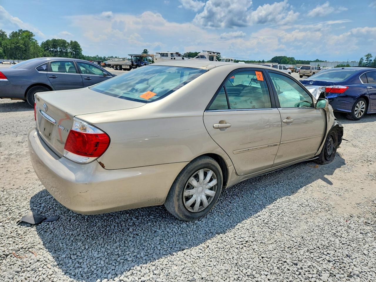 2005 Toyota Camry Le Gold vin: 4T1BE32K65U043442