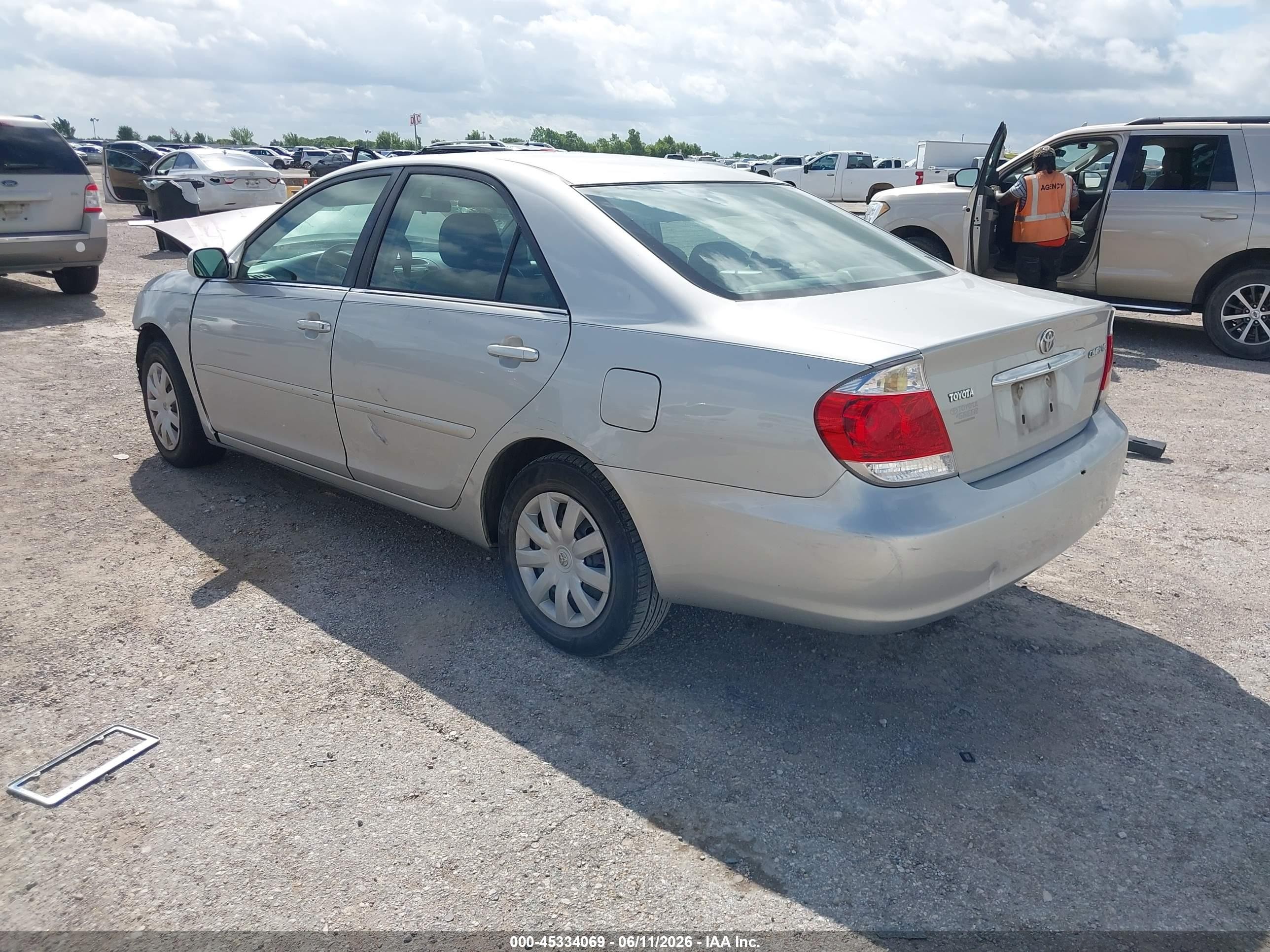 2005 Toyota Camry Le Silver vin: 4T1BE32K65U055557