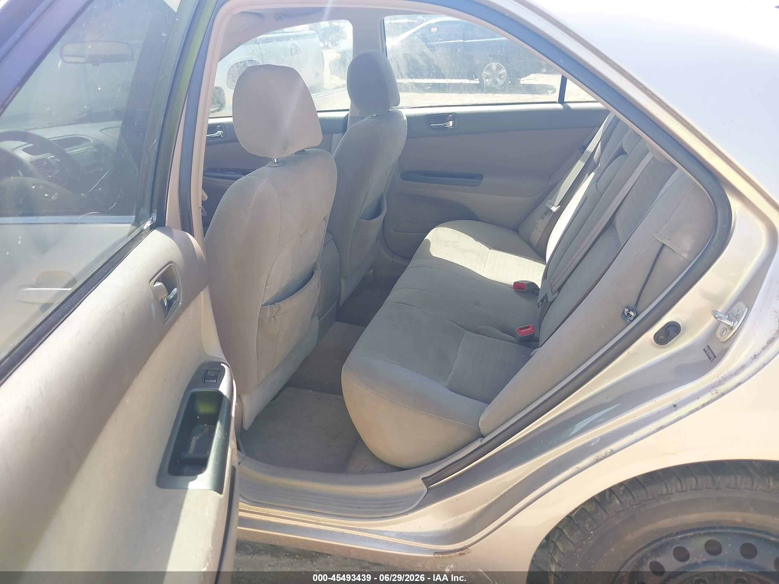 2005 Toyota Camry Le Gold vin: 4T1BE32K65U078451