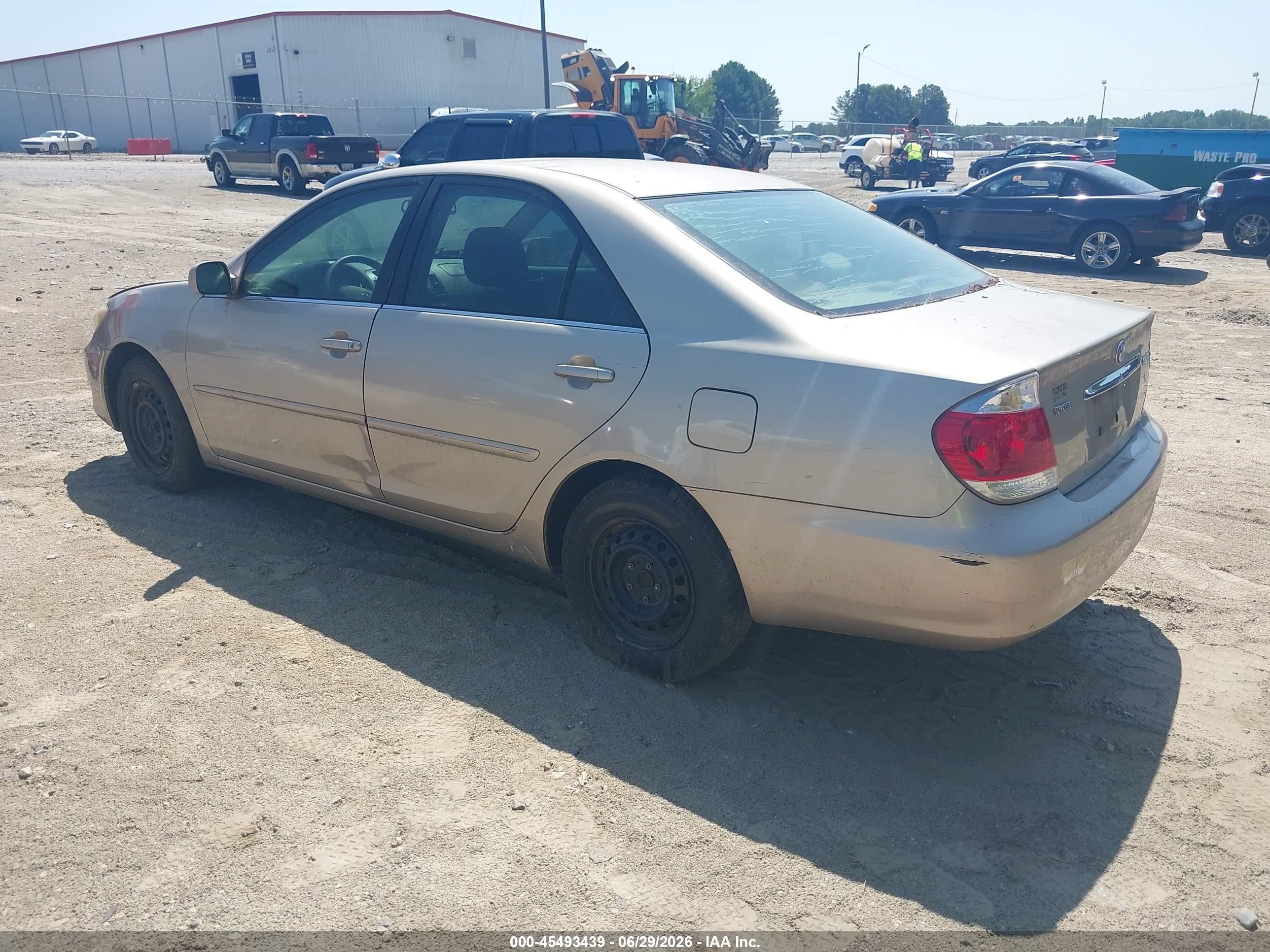 2005 Toyota Camry Le Gold vin: 4T1BE32K65U078451