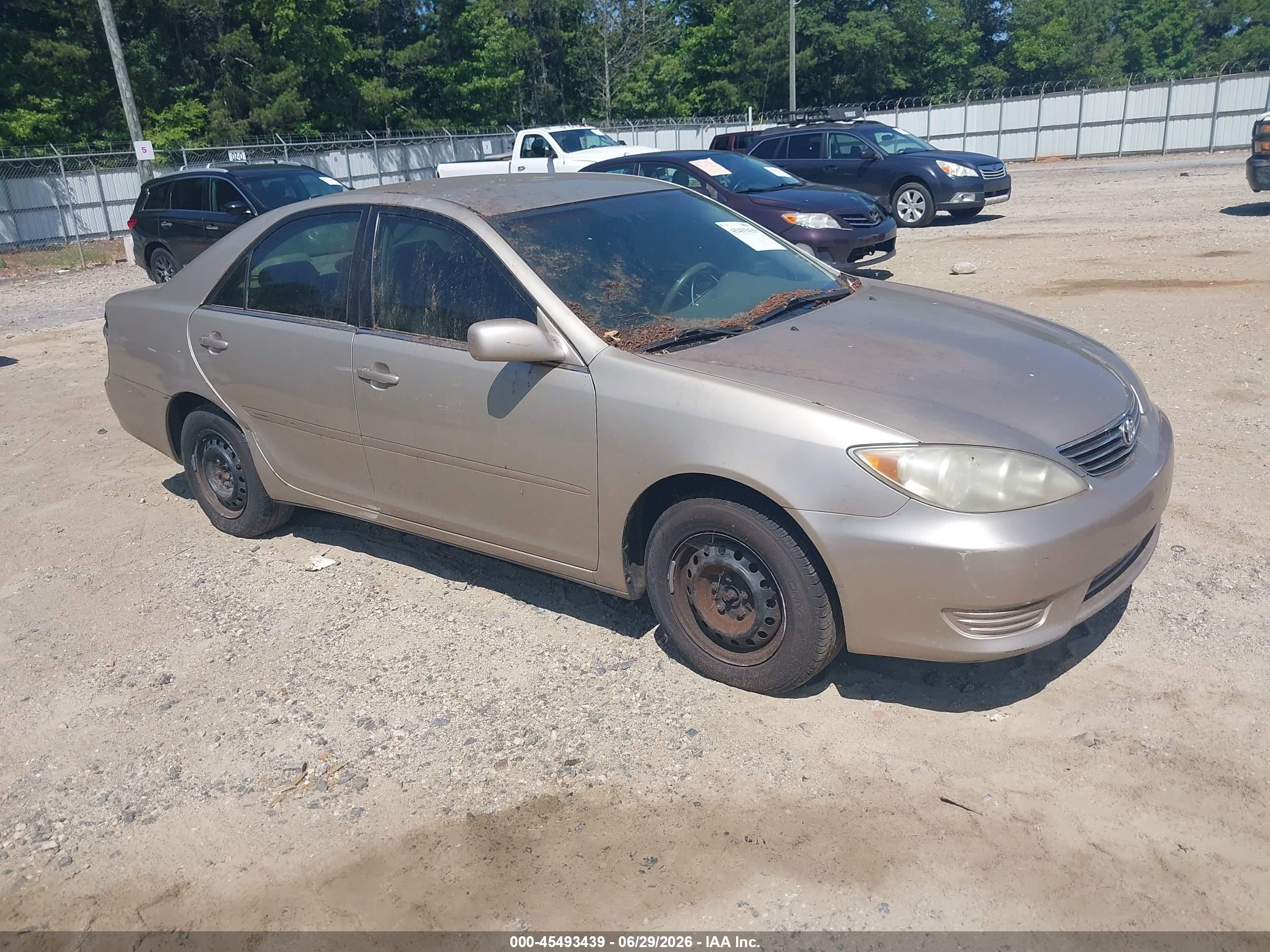 2005 Toyota Camry Le Gold vin: 4T1BE32K65U078451