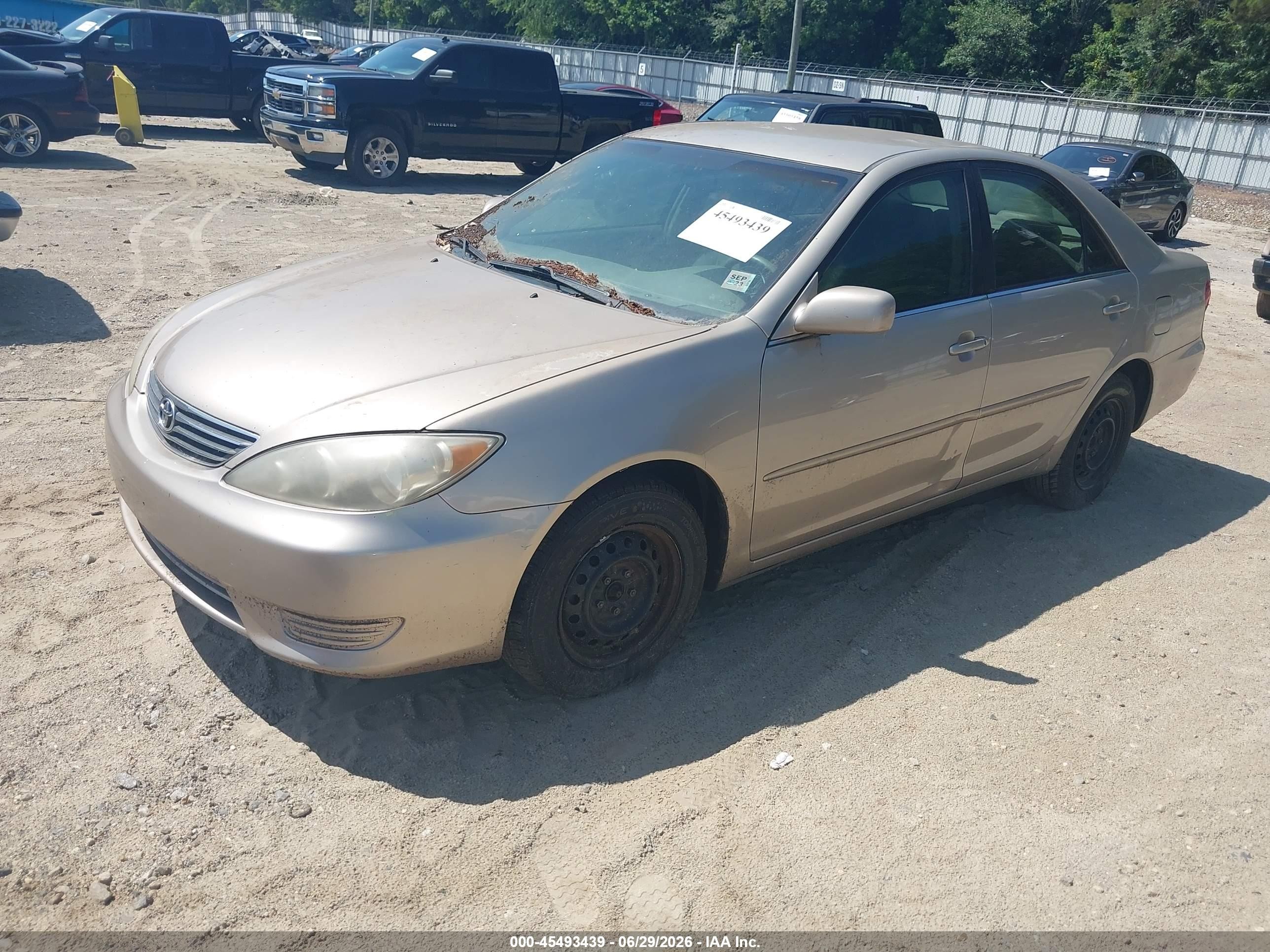 2005 Toyota Camry Le Gold vin: 4T1BE32K65U078451