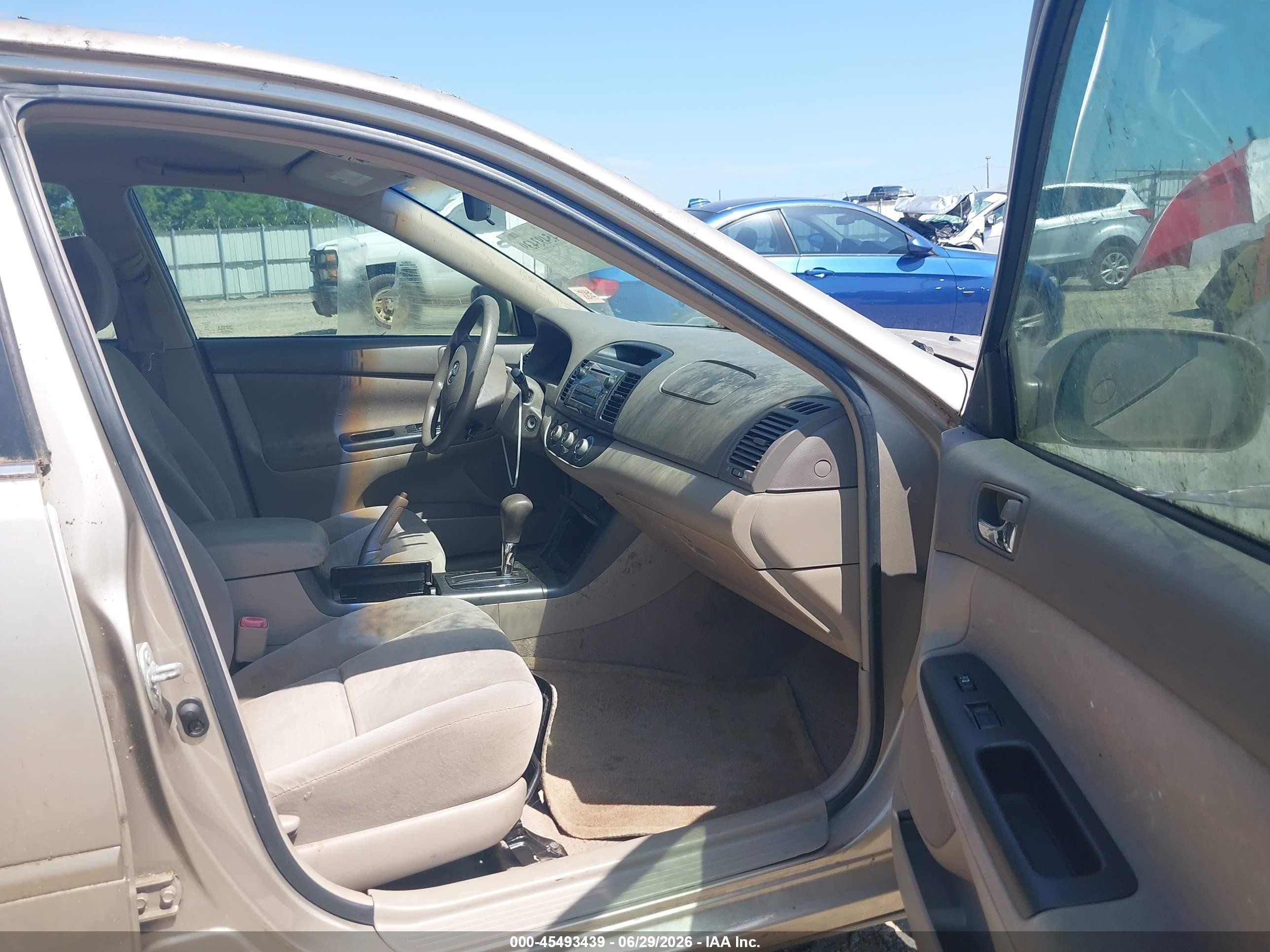 2005 Toyota Camry Le Gold vin: 4T1BE32K65U078451