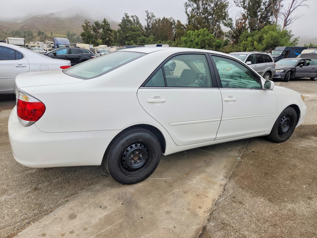 2005 Toyota Camry Le White vin: 4T1BE32K65U386901